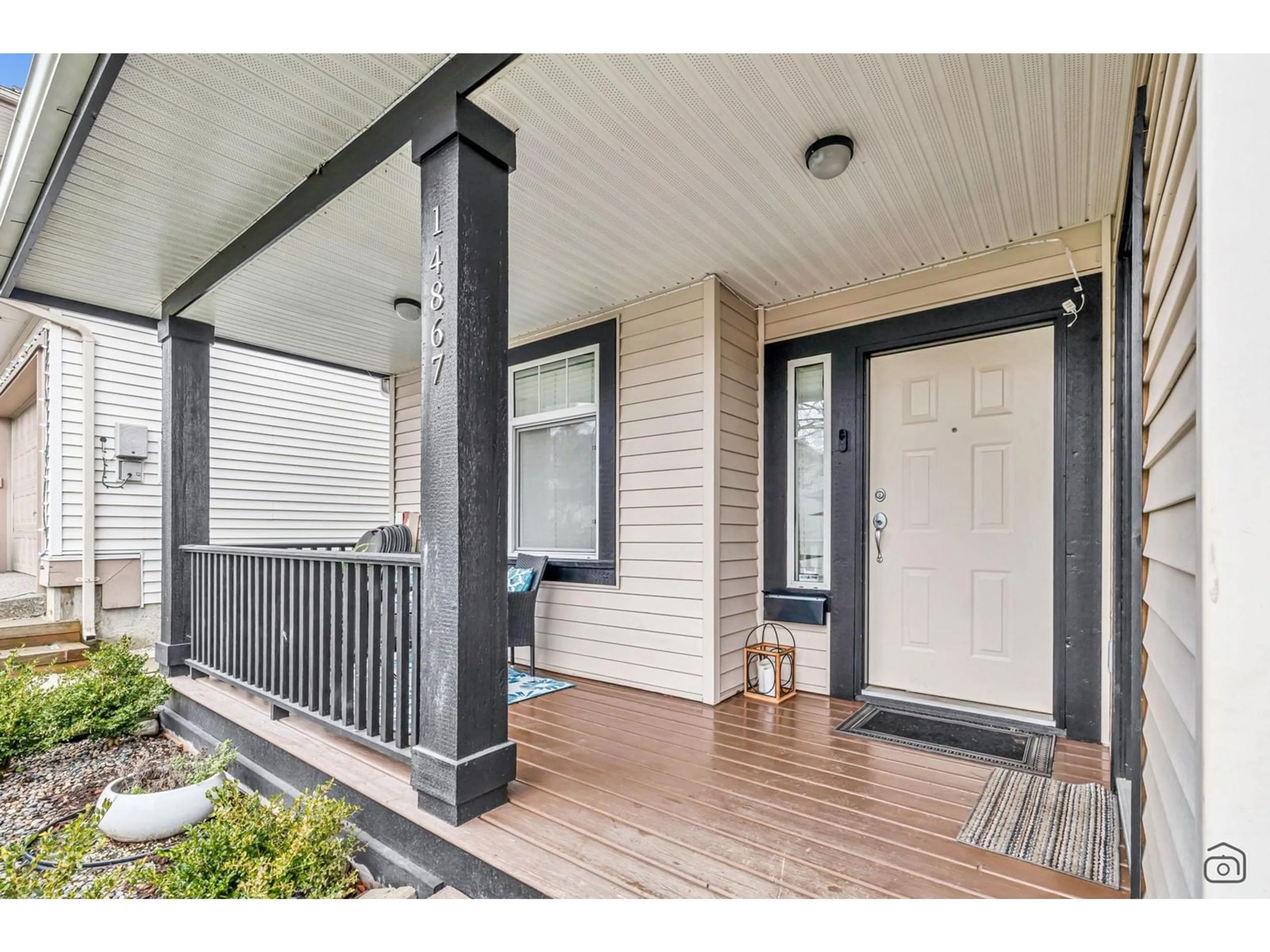 Indoor entryway for 14867 58A, Surrey British Columbia V3S0S5