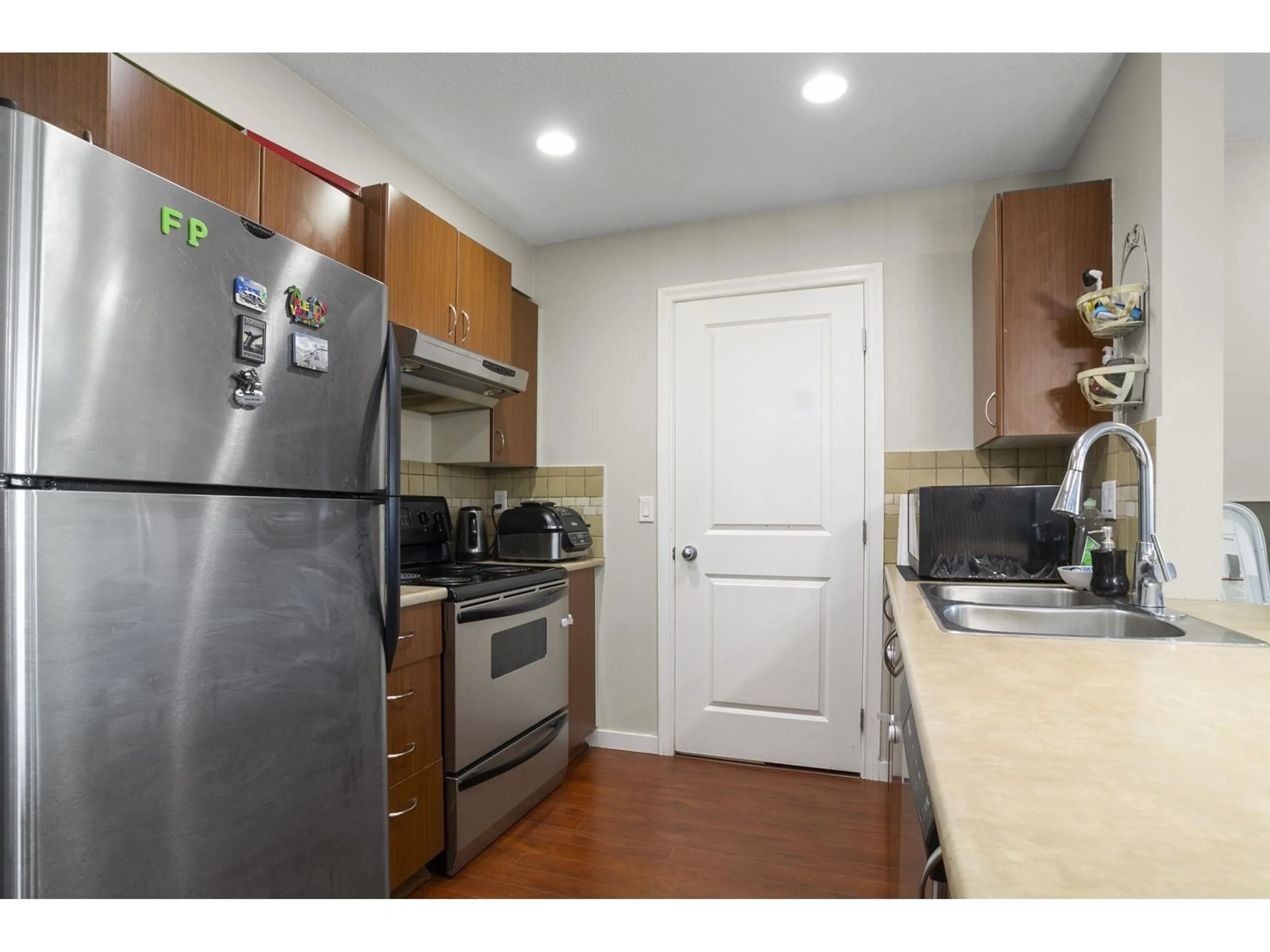 Standard kitchen, unknown for 314 2581 LANGDON STREET, Abbotsford British Columbia V2T7A3