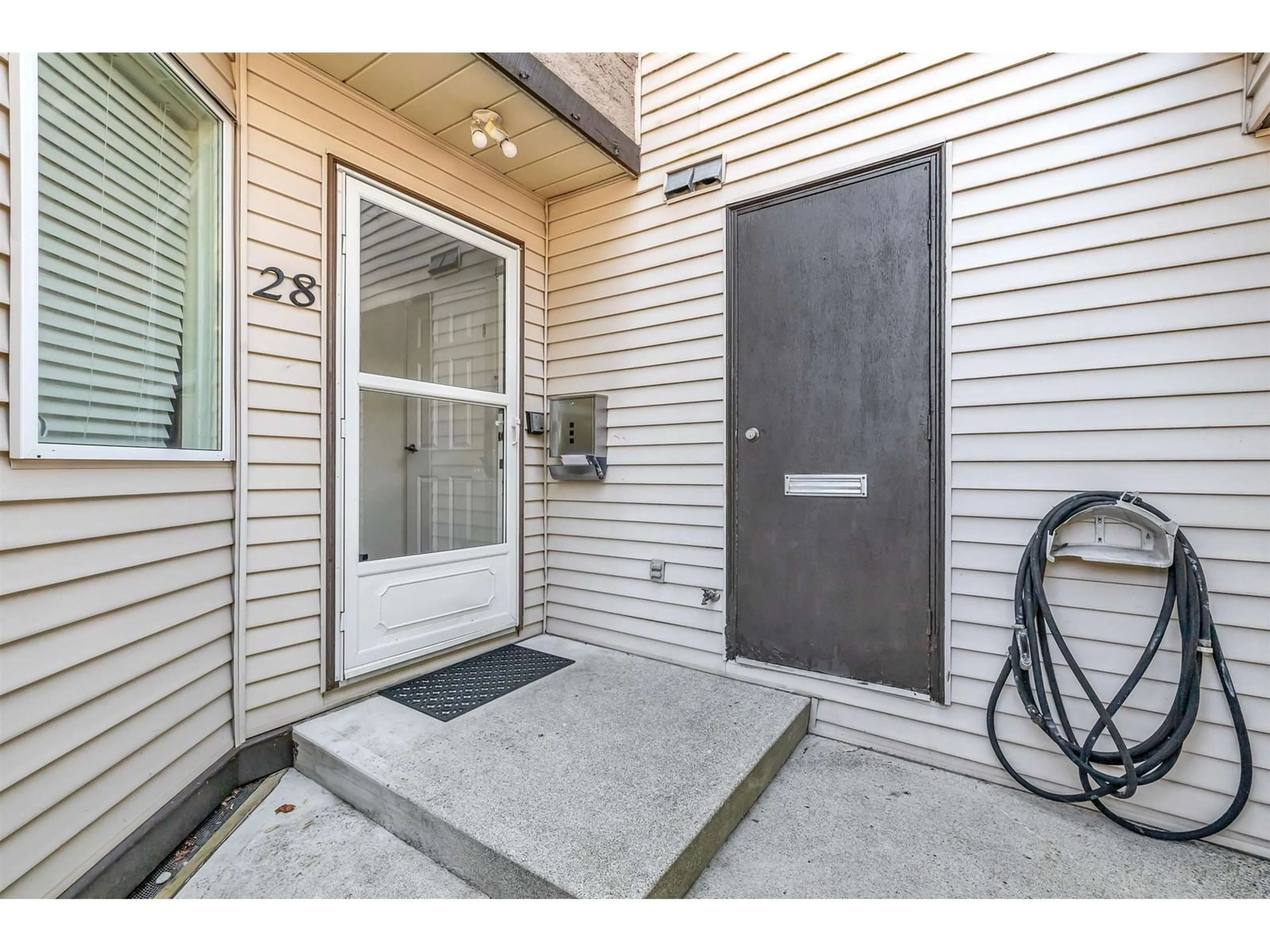 Indoor entryway for 28 7525 140 STREET, Surrey British Columbia V3W5J9