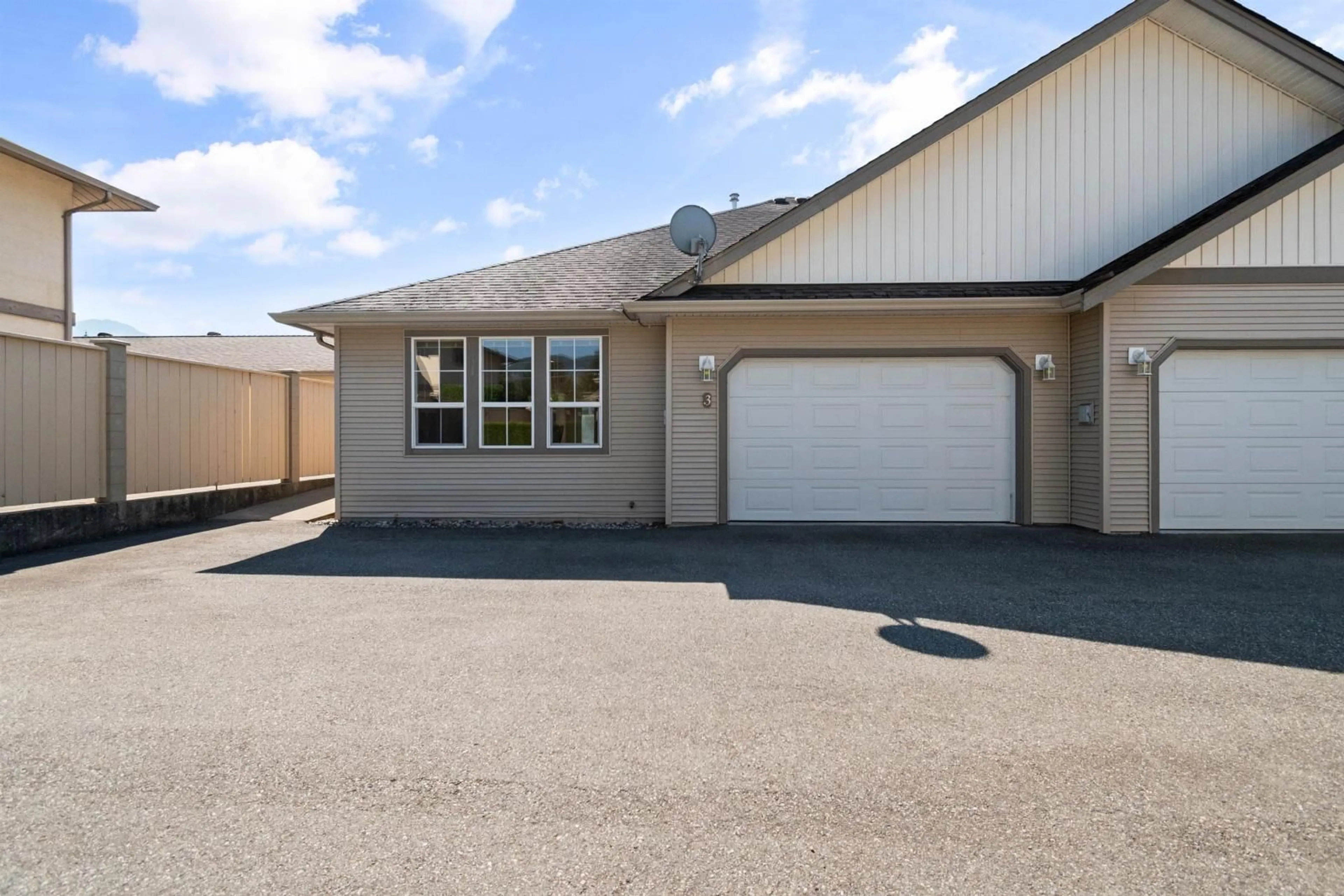 Indoor garage for 3 648 COQUIHALLA STREET|Hope, Hope British Columbia V0X1L0