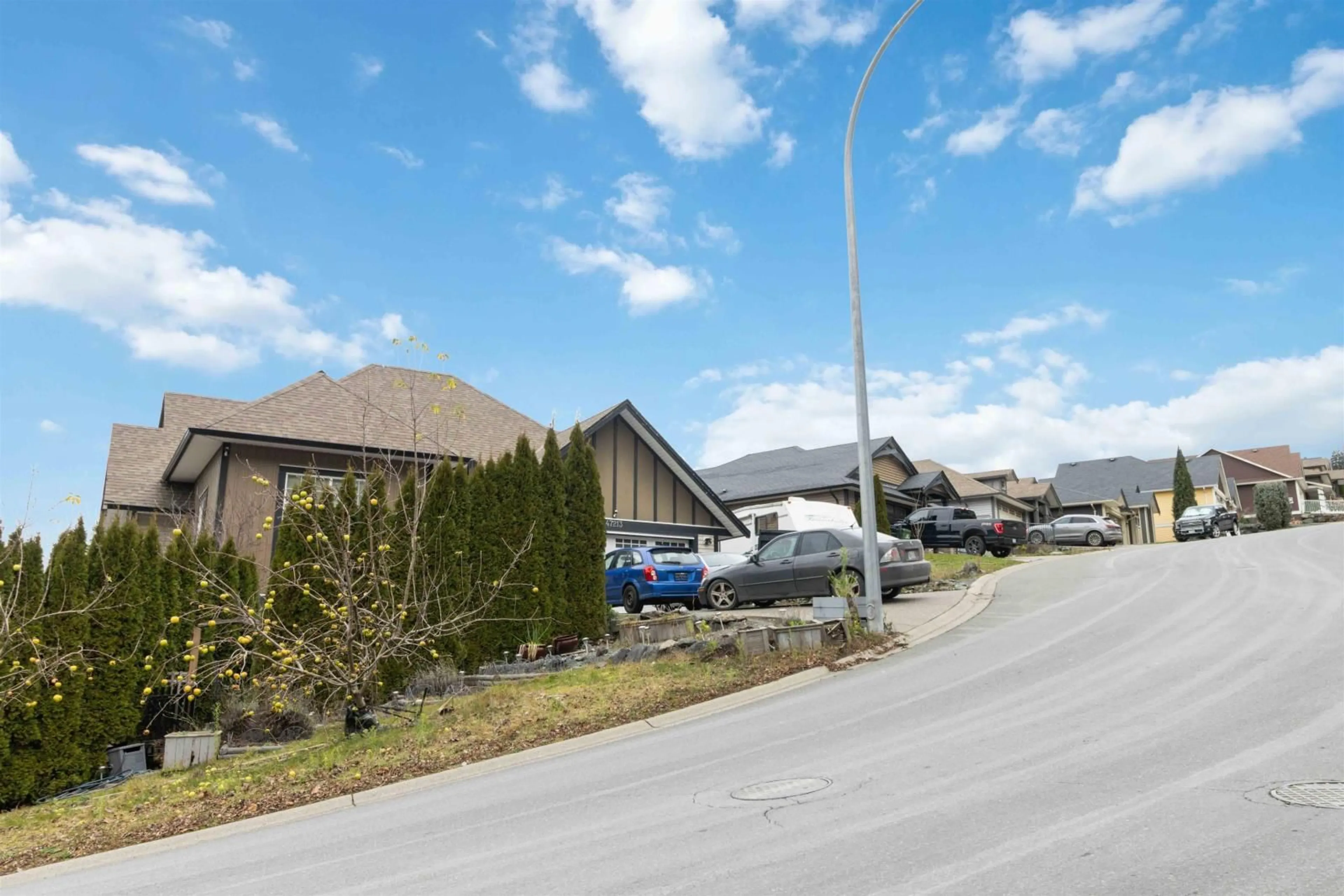 Patio, street for 47213 SKYLINE DRIVE|Promontory, Chilliwack British Columbia V2R0R4