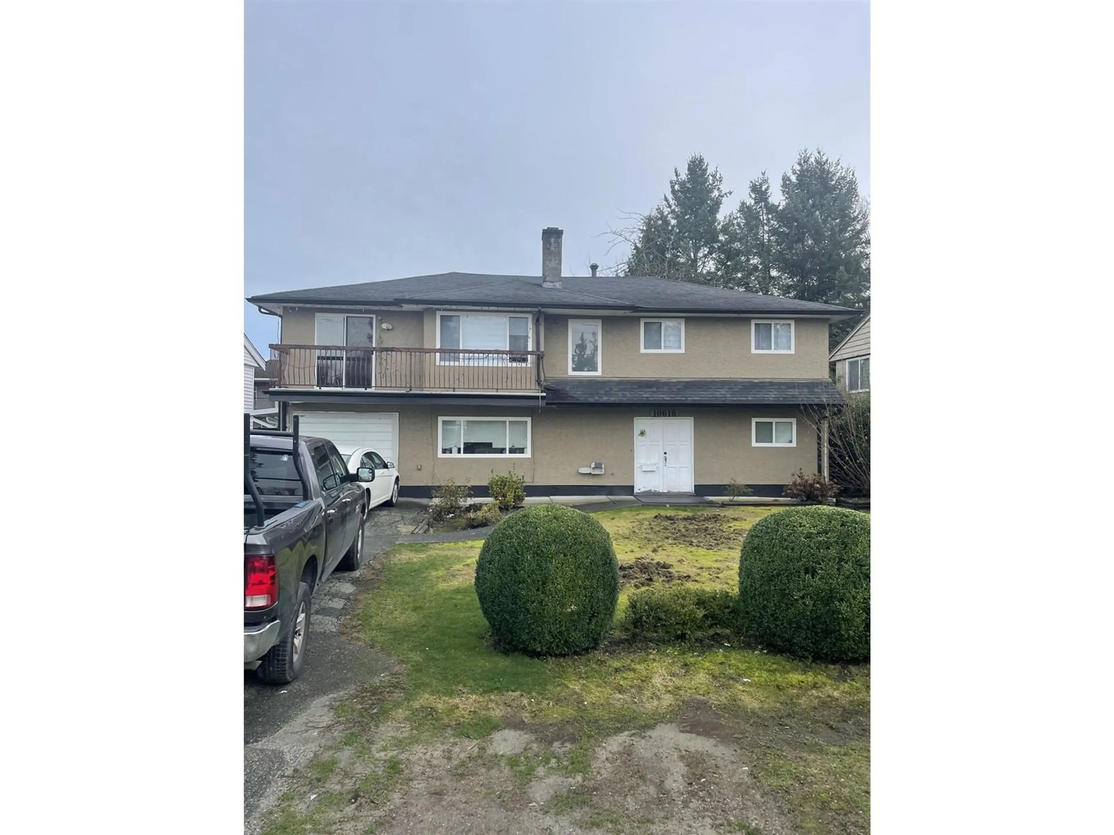 A pic from outside/outdoor area/front of a property/back of a property/a pic from drone, street for 10618 141 STREET, Surrey British Columbia V3T4R4