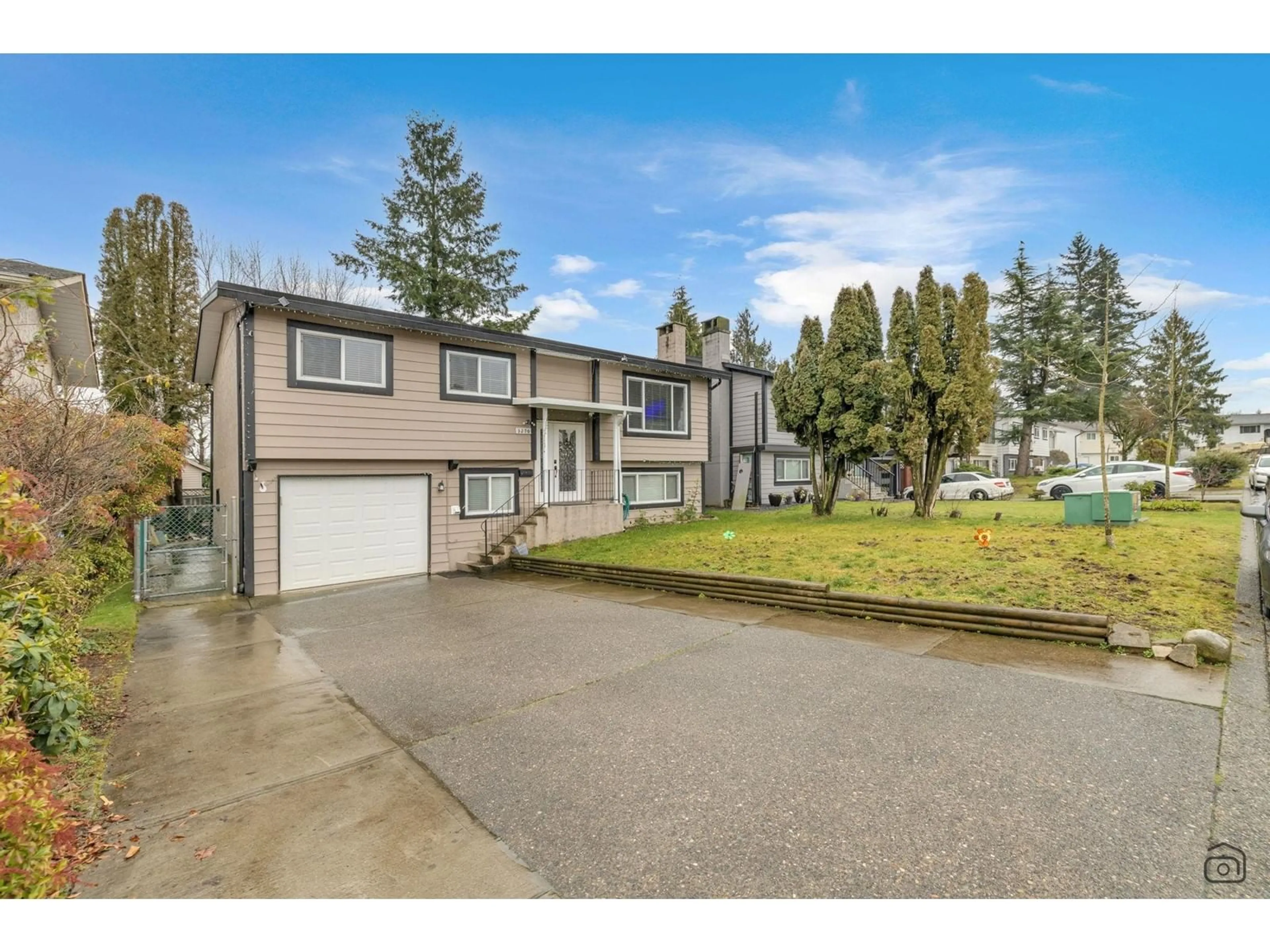 A pic from outside/outdoor area/front of a property/back of a property/a pic from drone, street for 3270 ASTORIA CRESCENT, Abbotsford British Columbia V2T4R1