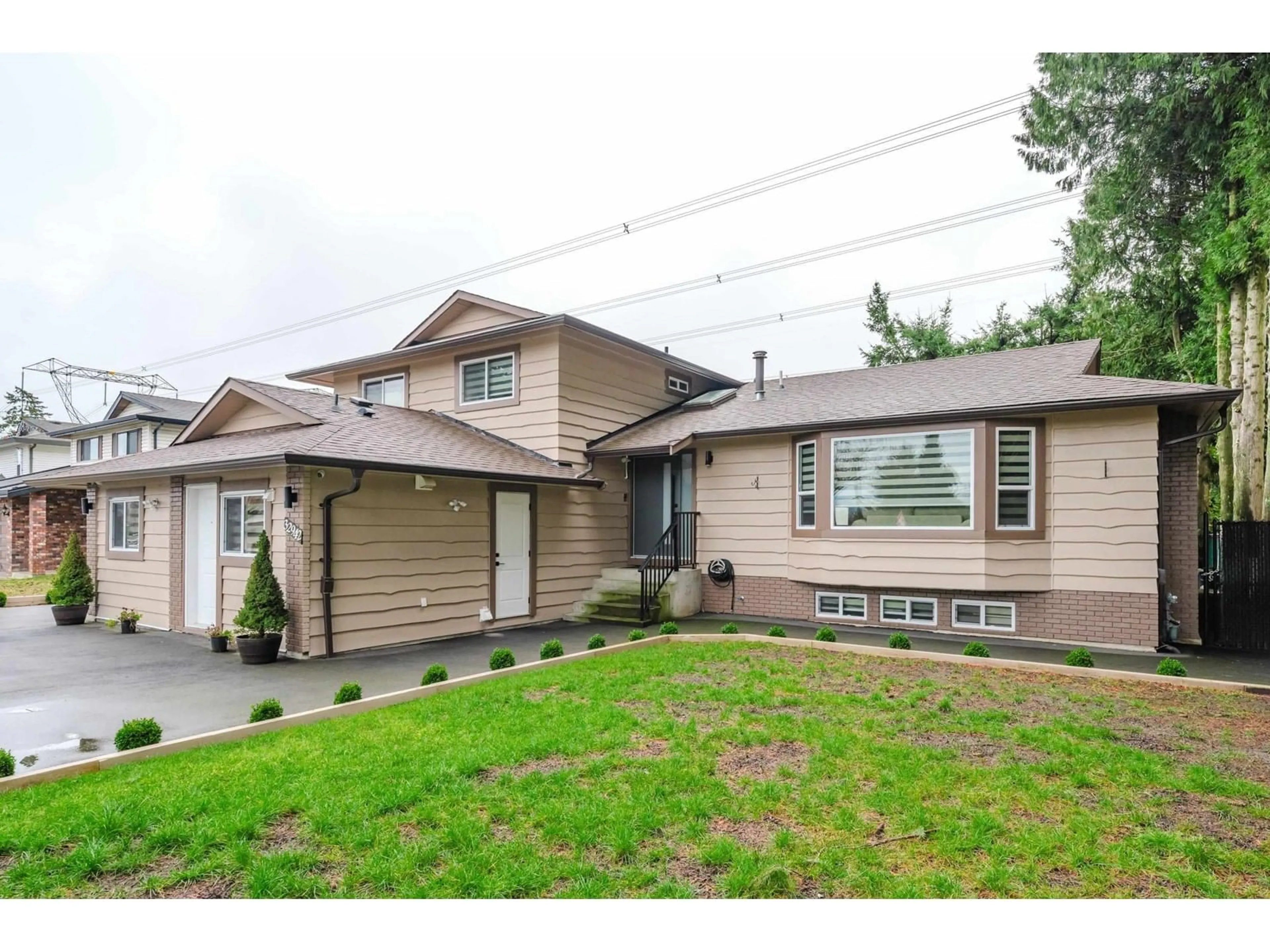Home with vinyl exterior material, street for 32942 BANFF, Abbotsford British Columbia V2S7B1