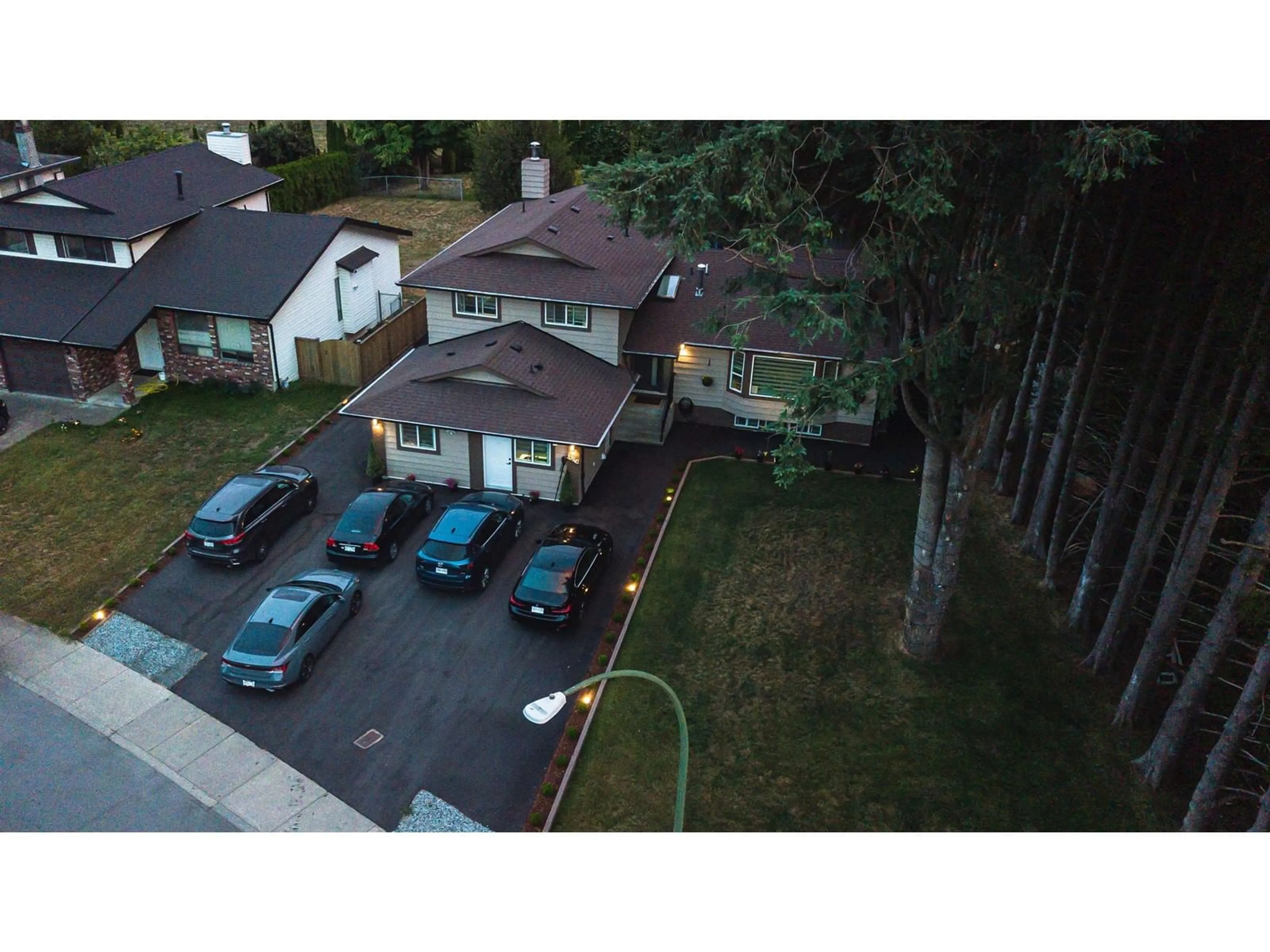 A pic from outside/outdoor area/front of a property/back of a property/a pic from drone, street for 32942 BANFF, Abbotsford British Columbia V2S7B1