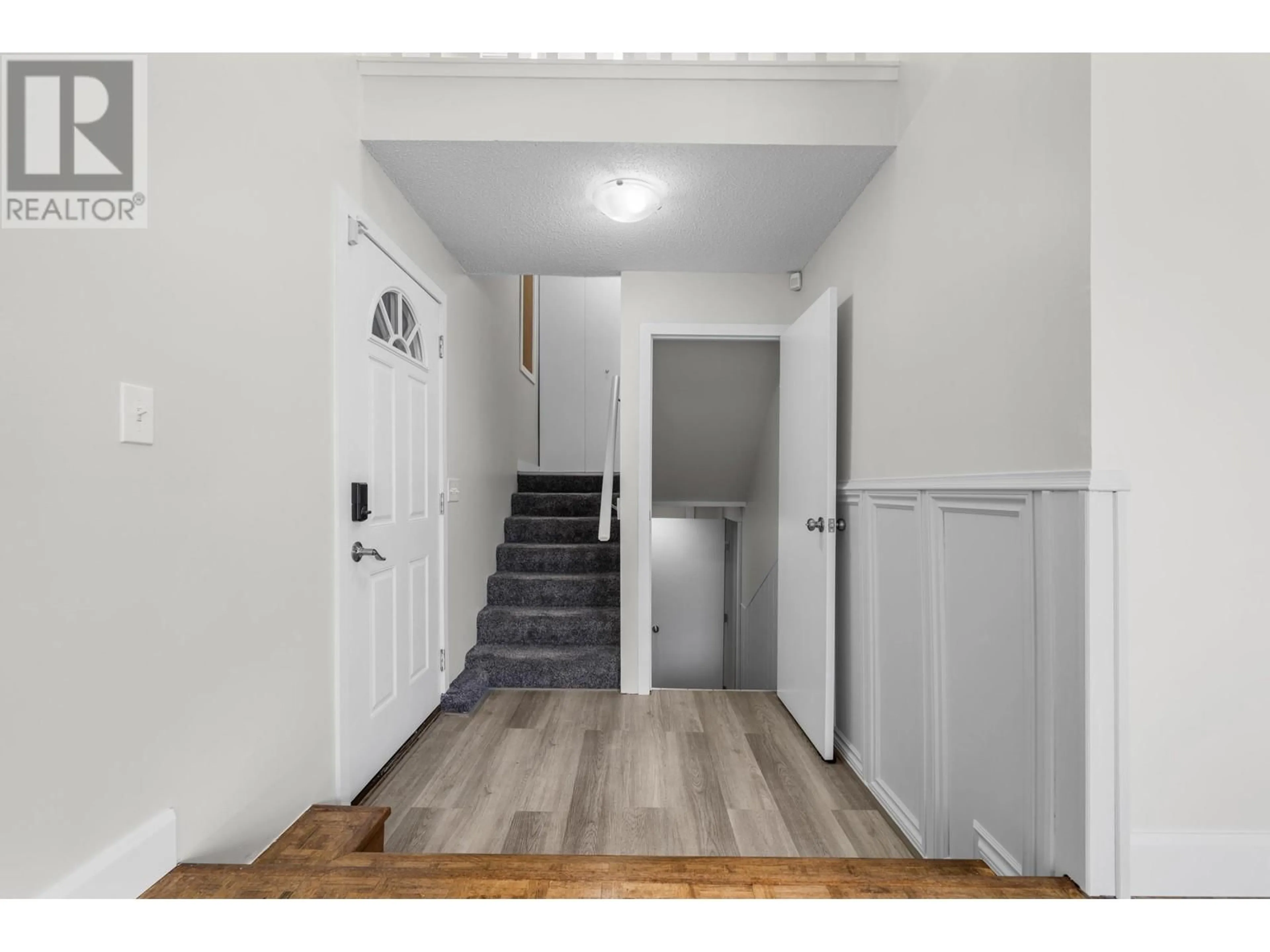 Indoor entryway for 11797 N WILDWOOD CRESCENT, Pitt Meadows British Columbia V3Y1M1