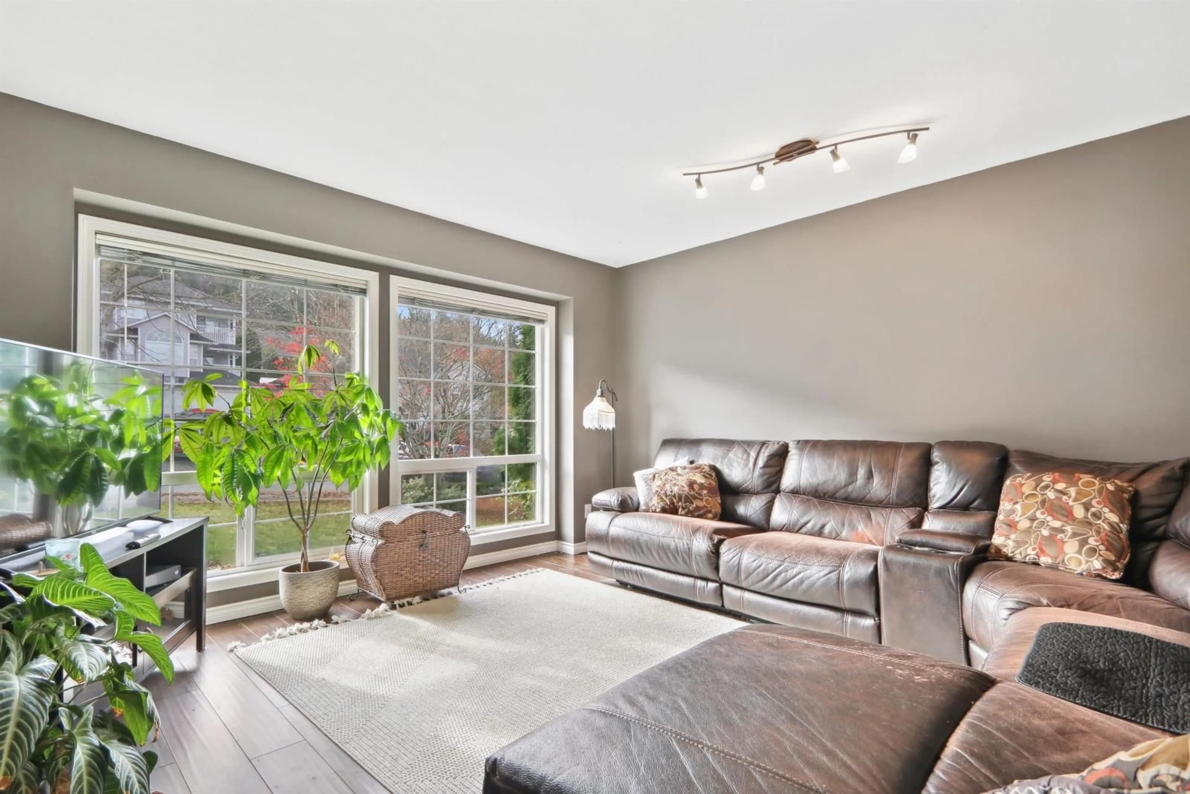 Living room with furniture, unknown for 46685 SYLVAN DRIVE|Promontory, Chilliwack British Columbia V2R3W4