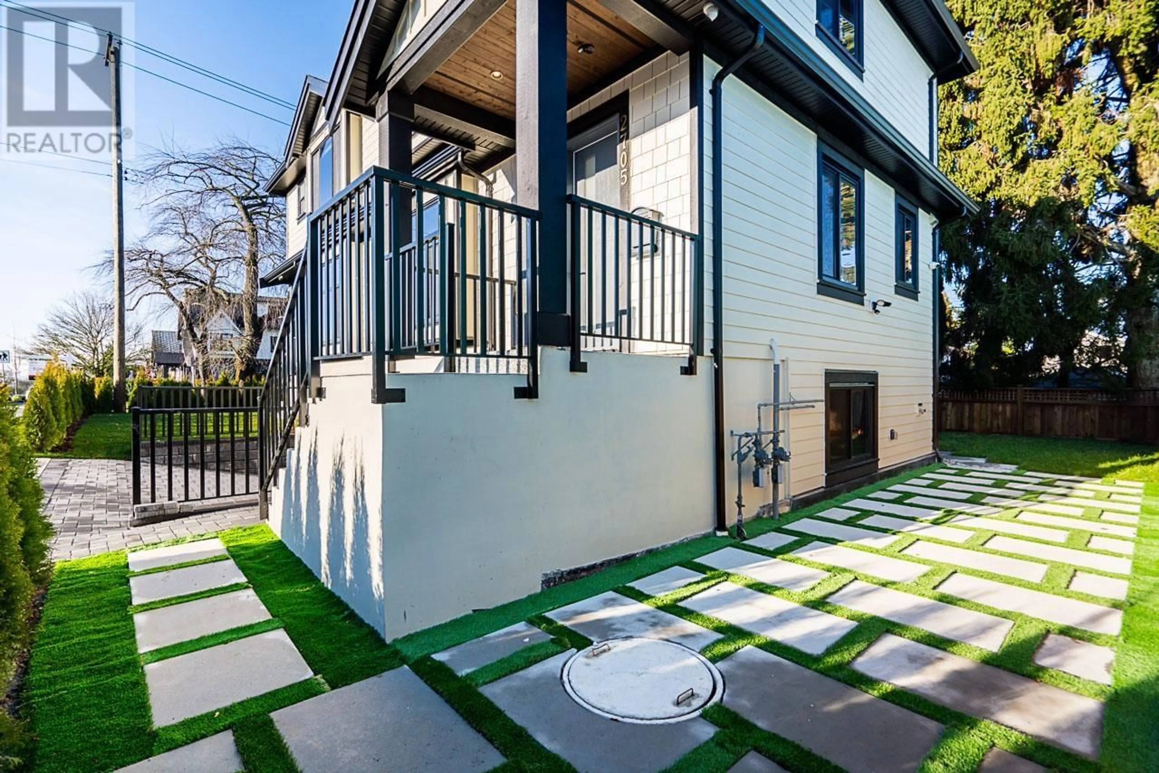 Patio, street for 2705 DUNDAS STREET, Vancouver British Columbia V5K3L9