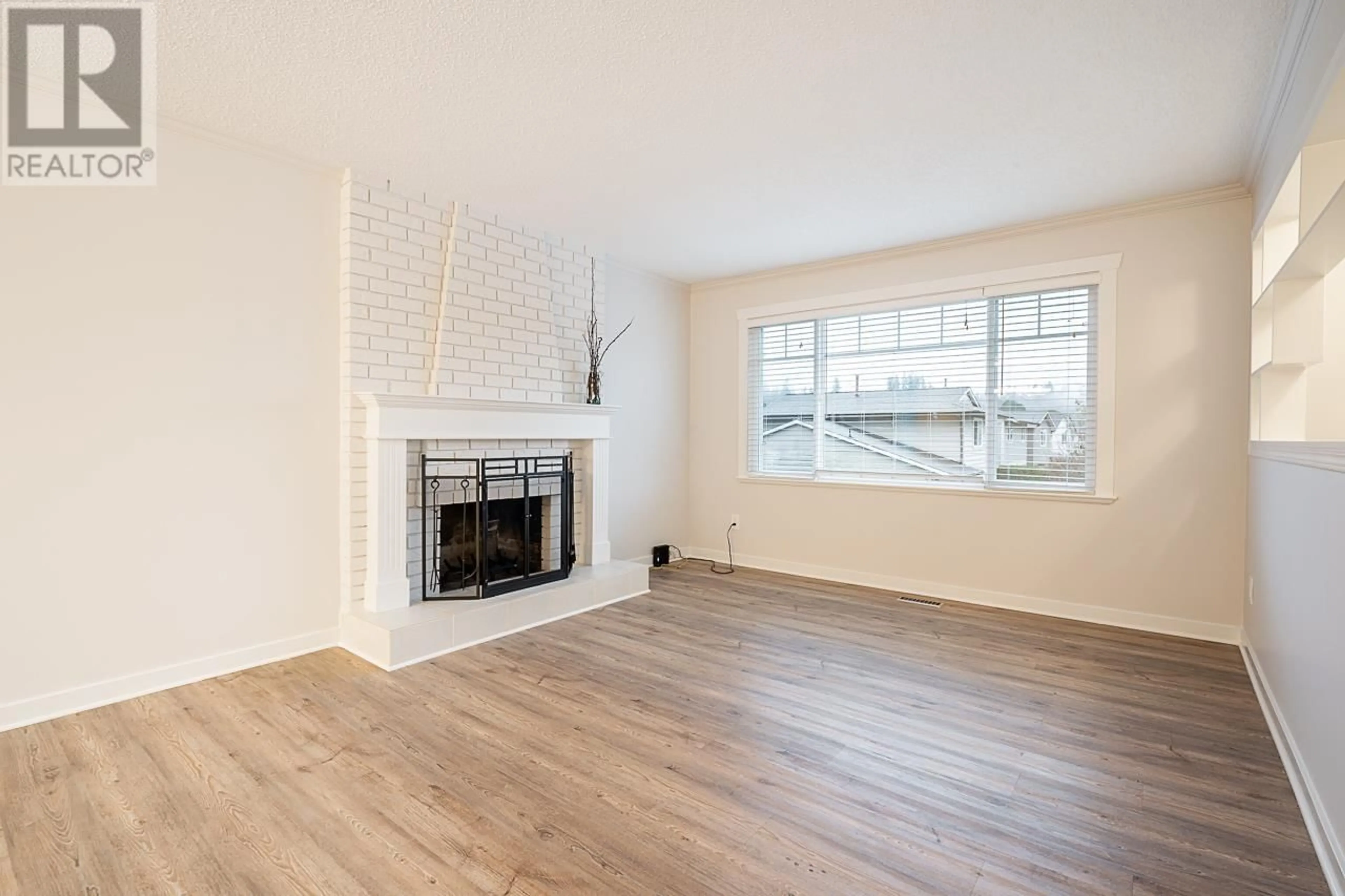 Living room with furniture, wood/laminate floor for 1986 ELIZABETH DRIVE, Coquitlam British Columbia V3E1X8