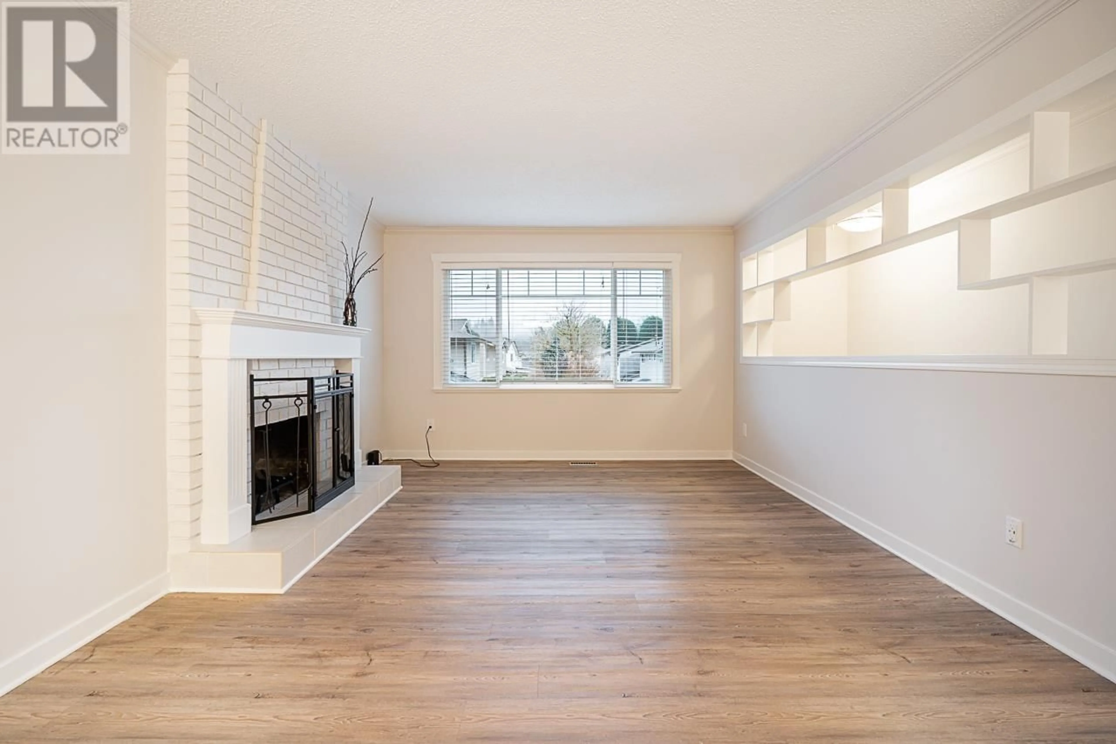 Living room with furniture, wood/laminate floor for 1986 ELIZABETH DRIVE, Coquitlam British Columbia V3E1X8