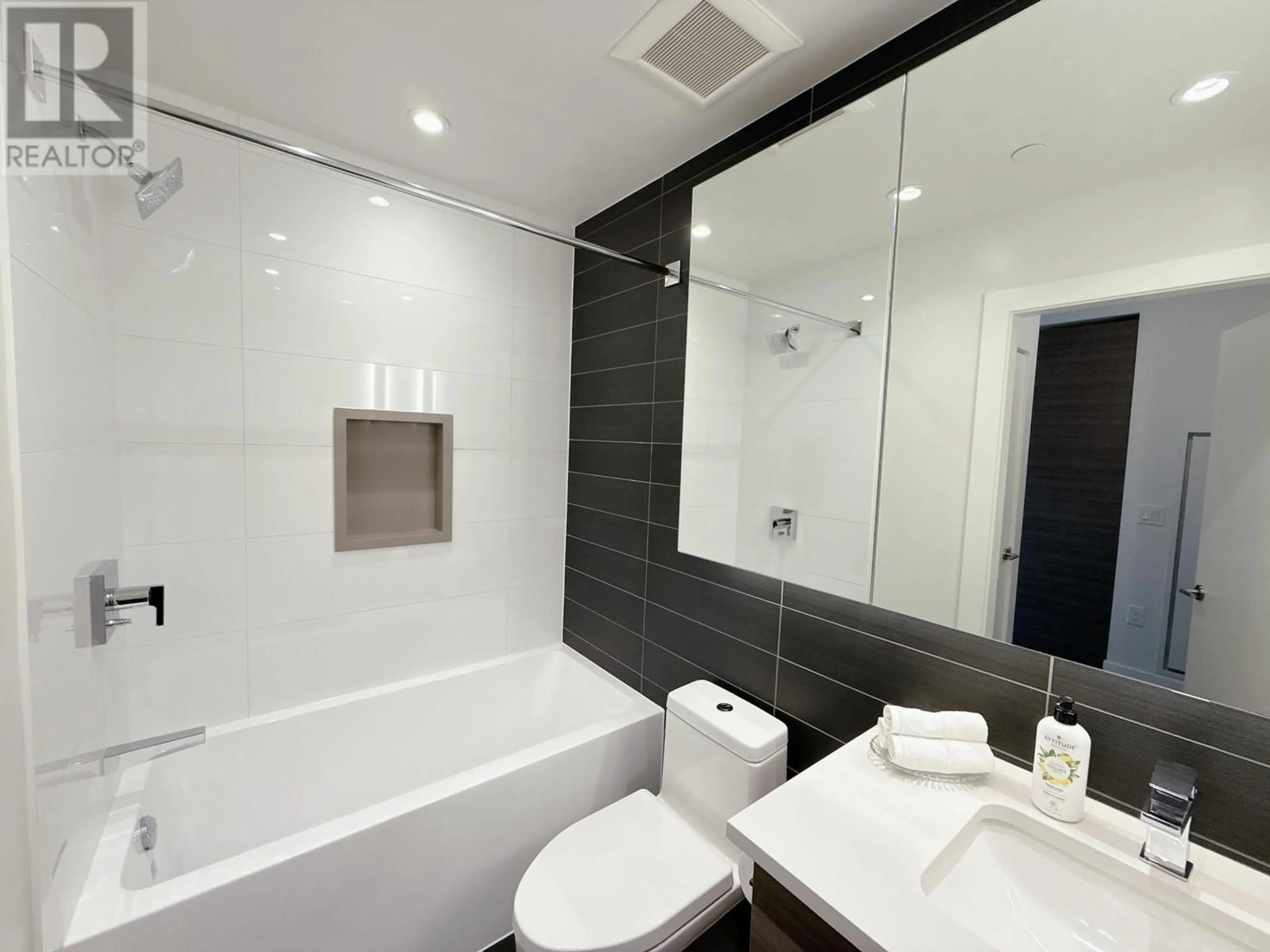 Contemporary bathroom, ceramic/tile floor for 321 3438 SAWMILL CRESCENT, Vancouver British Columbia V5S0E3