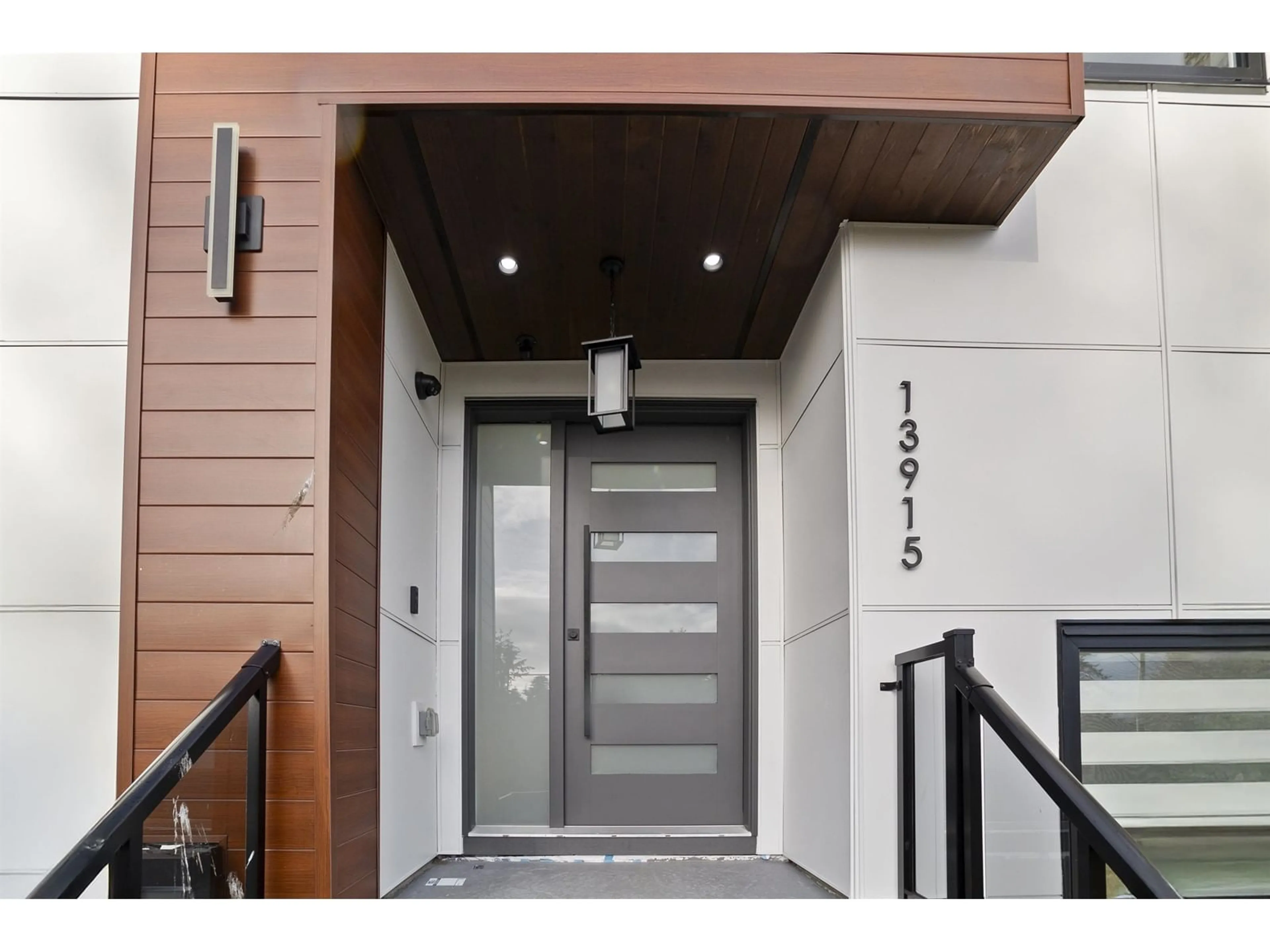 Indoor entryway for 13915 BLACKBURN, White Rock British Columbia V4B3H9