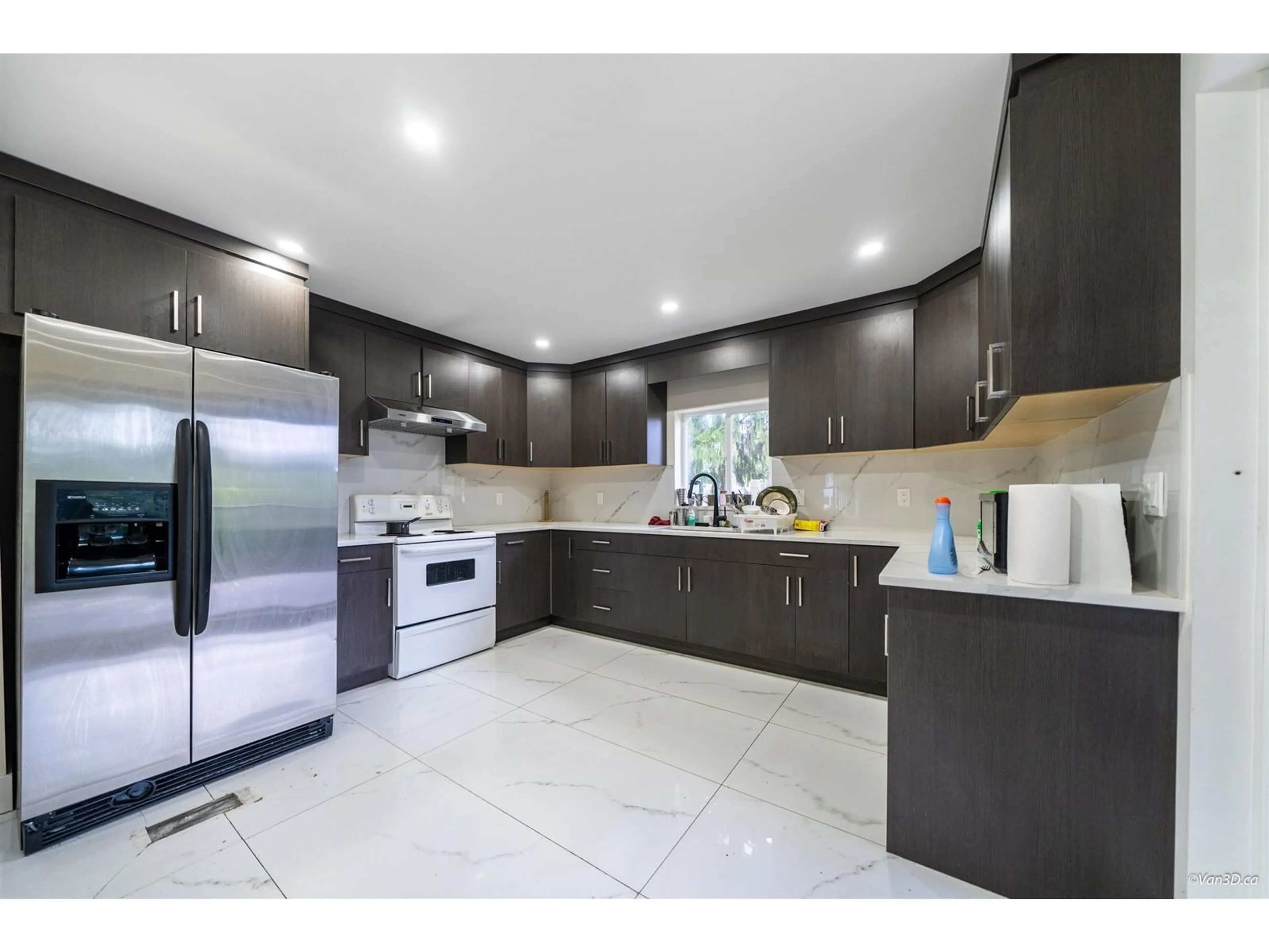 Open concept kitchen, ceramic/tile floor for 12965 98 AVENUE, Surrey British Columbia V3T1B3