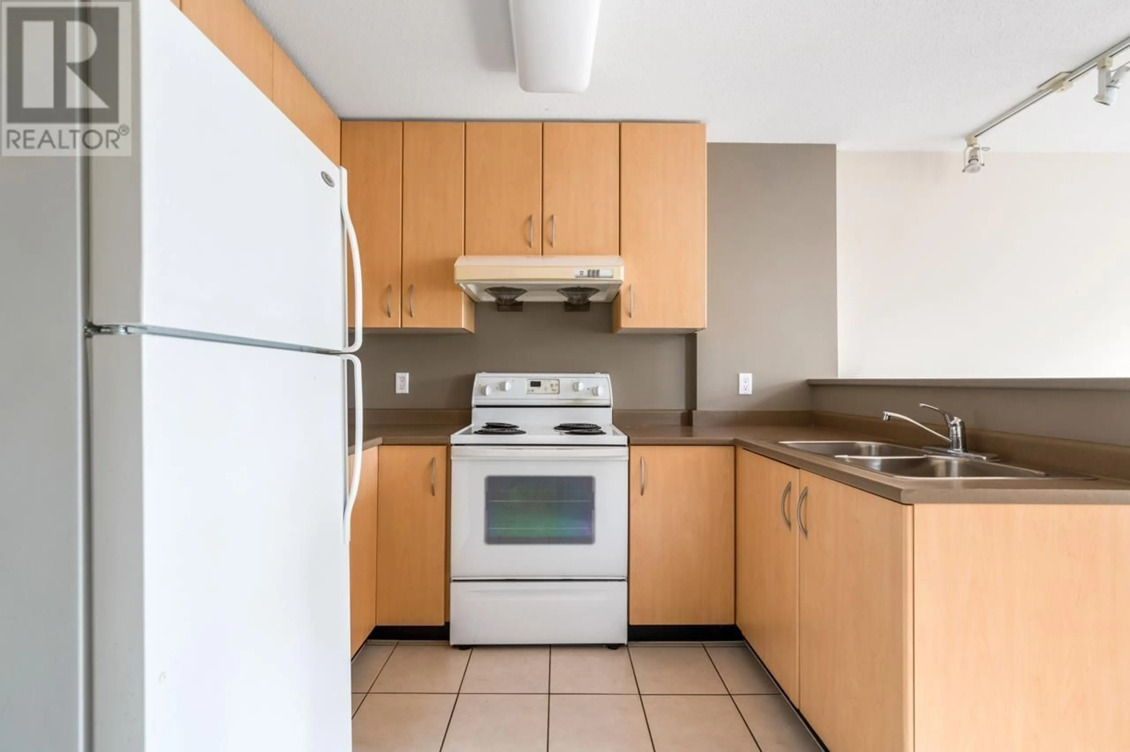 Standard kitchen, unknown for 317 3663 CROWLEY DRIVE, Vancouver British Columbia V5R6H4