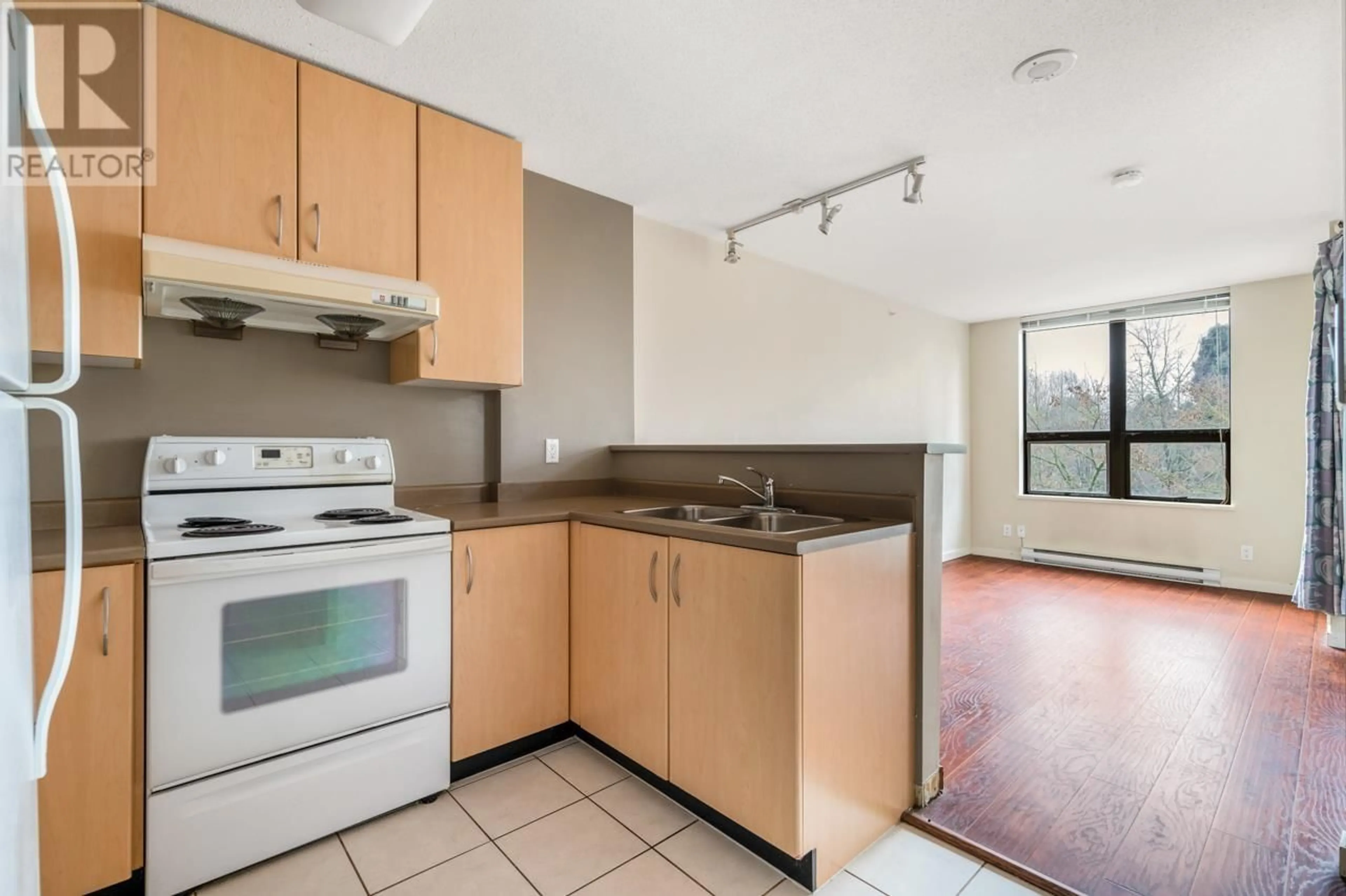 Standard kitchen, unknown for 317 3663 CROWLEY DRIVE, Vancouver British Columbia V5R6H4