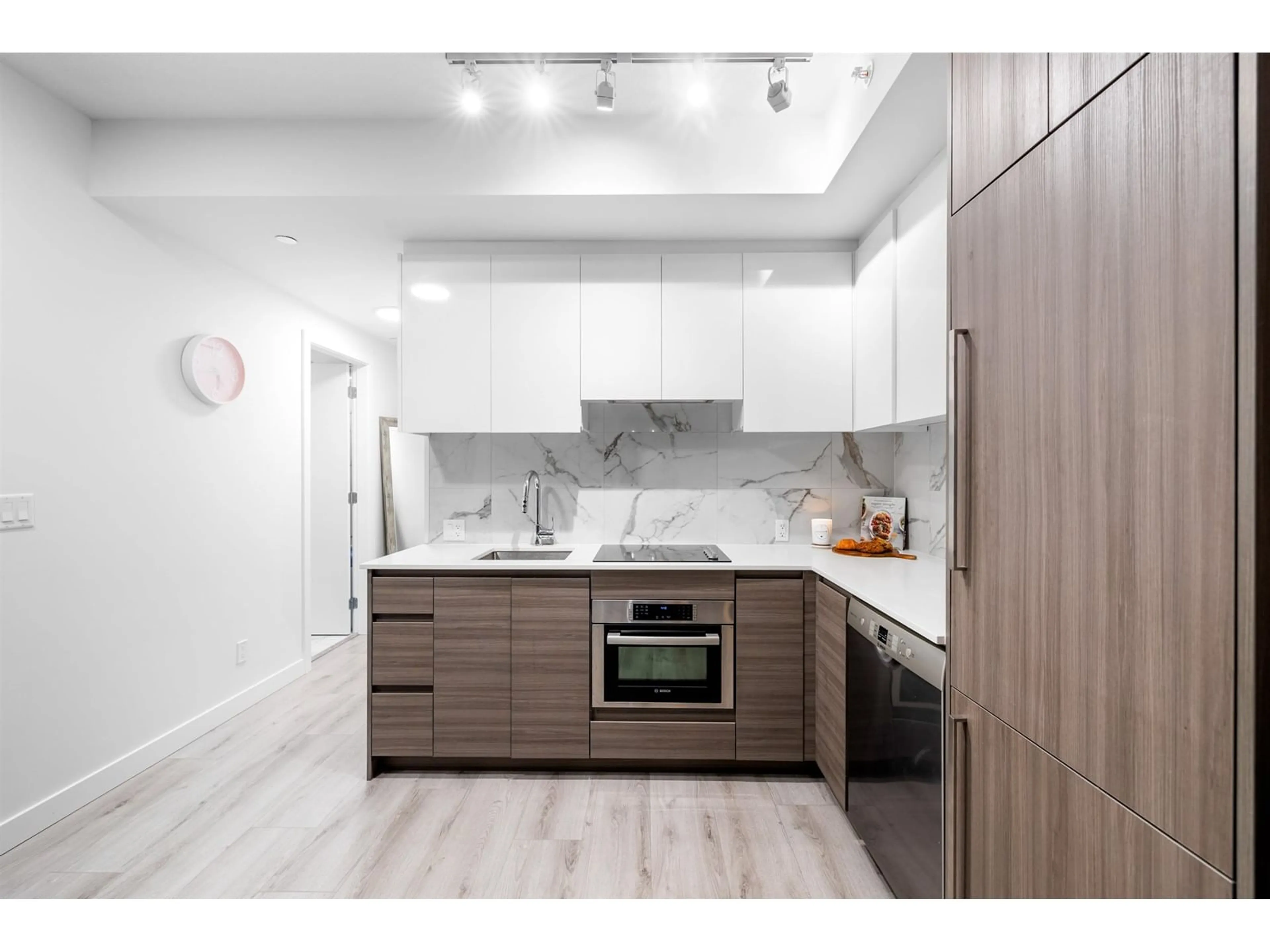 Standard kitchen, wood/laminate floor for 2010 10626 CITY PKY, Surrey British Columbia V3T0S3