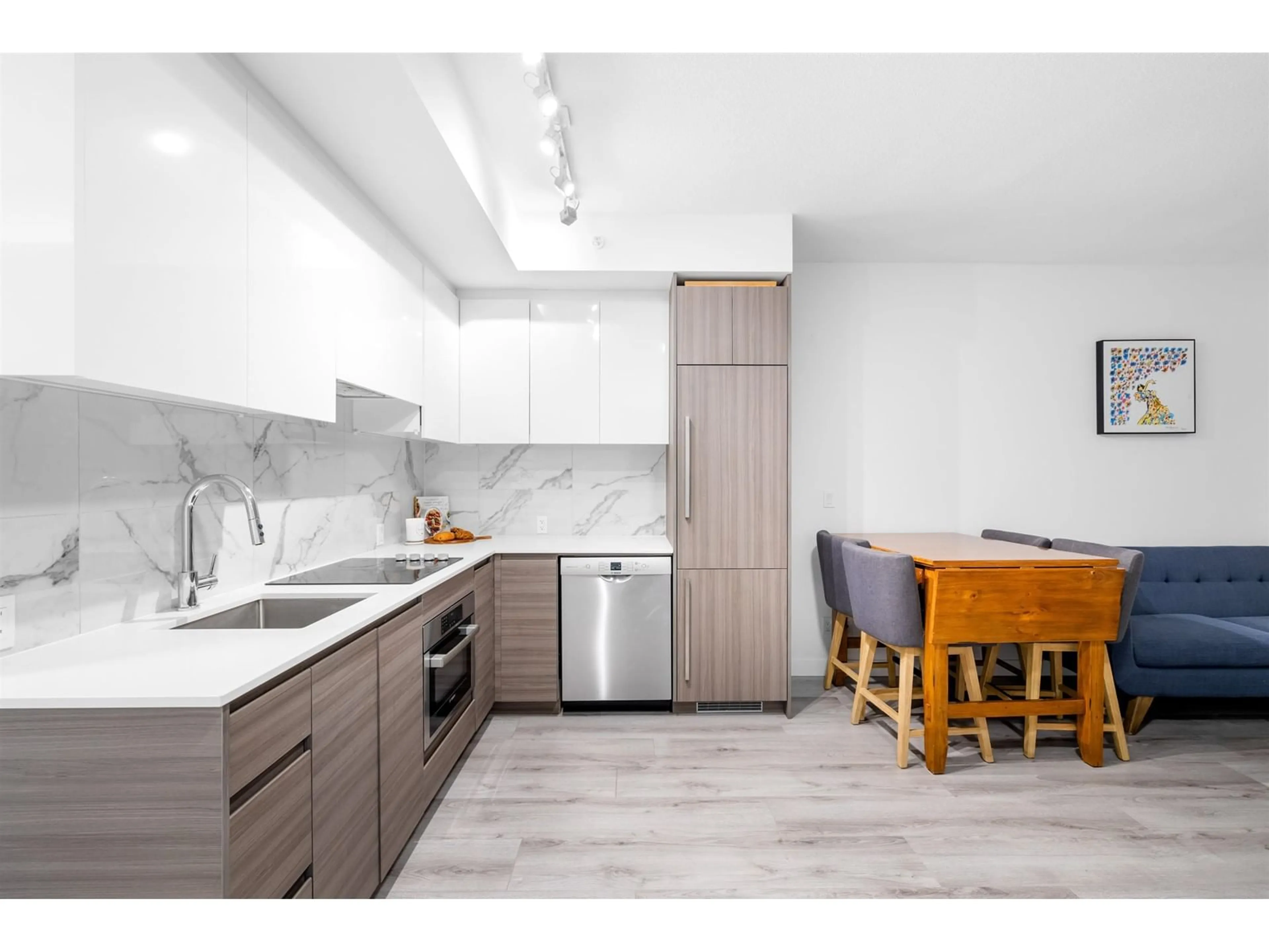 Open concept kitchen, ceramic/tile floor for 2010 10626 CITY PKY, Surrey British Columbia V3T0S3