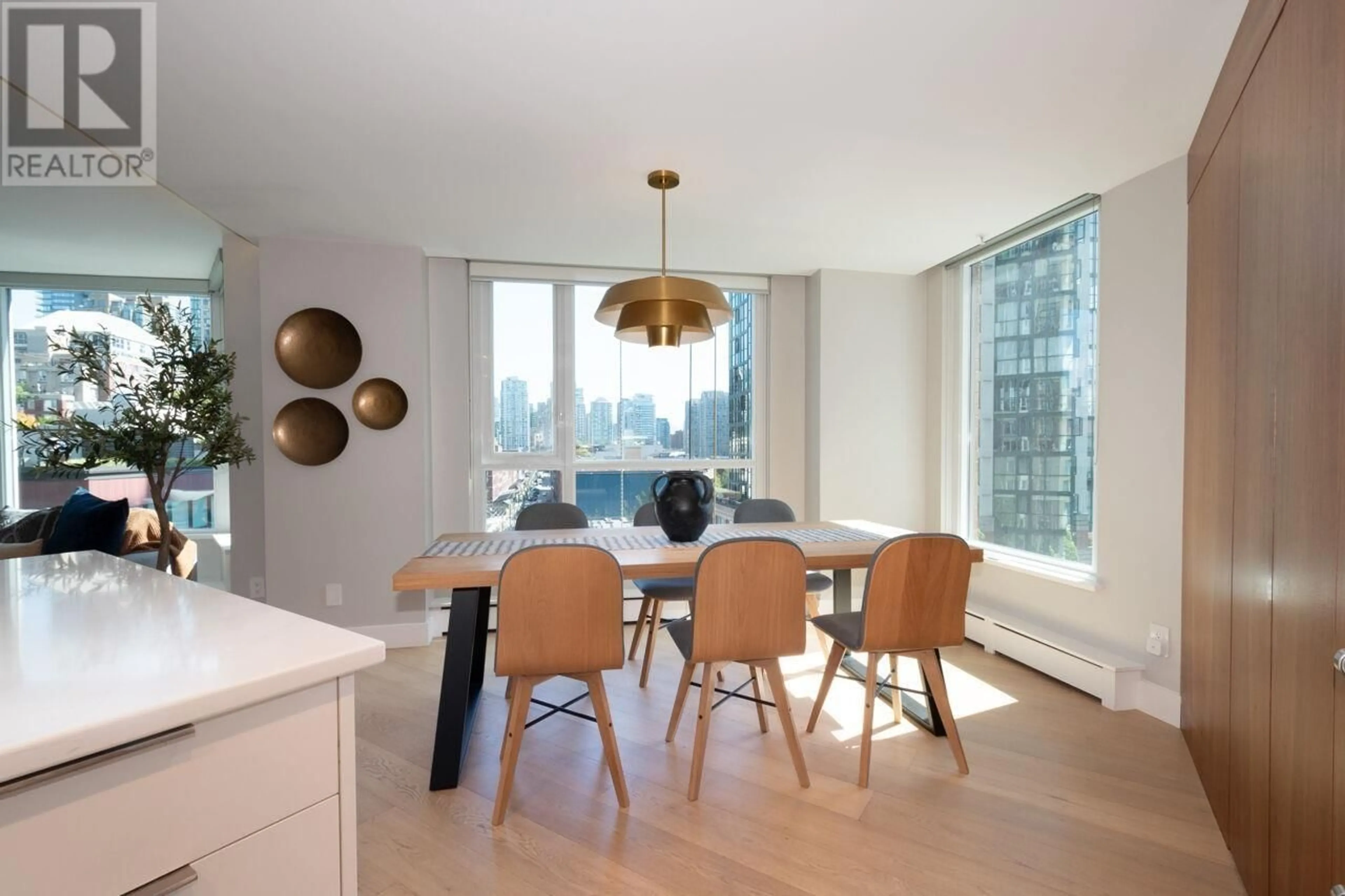 Dining room, wood/laminate floor for 1006 388 DRAKE STREET, Vancouver British Columbia V6B6A8