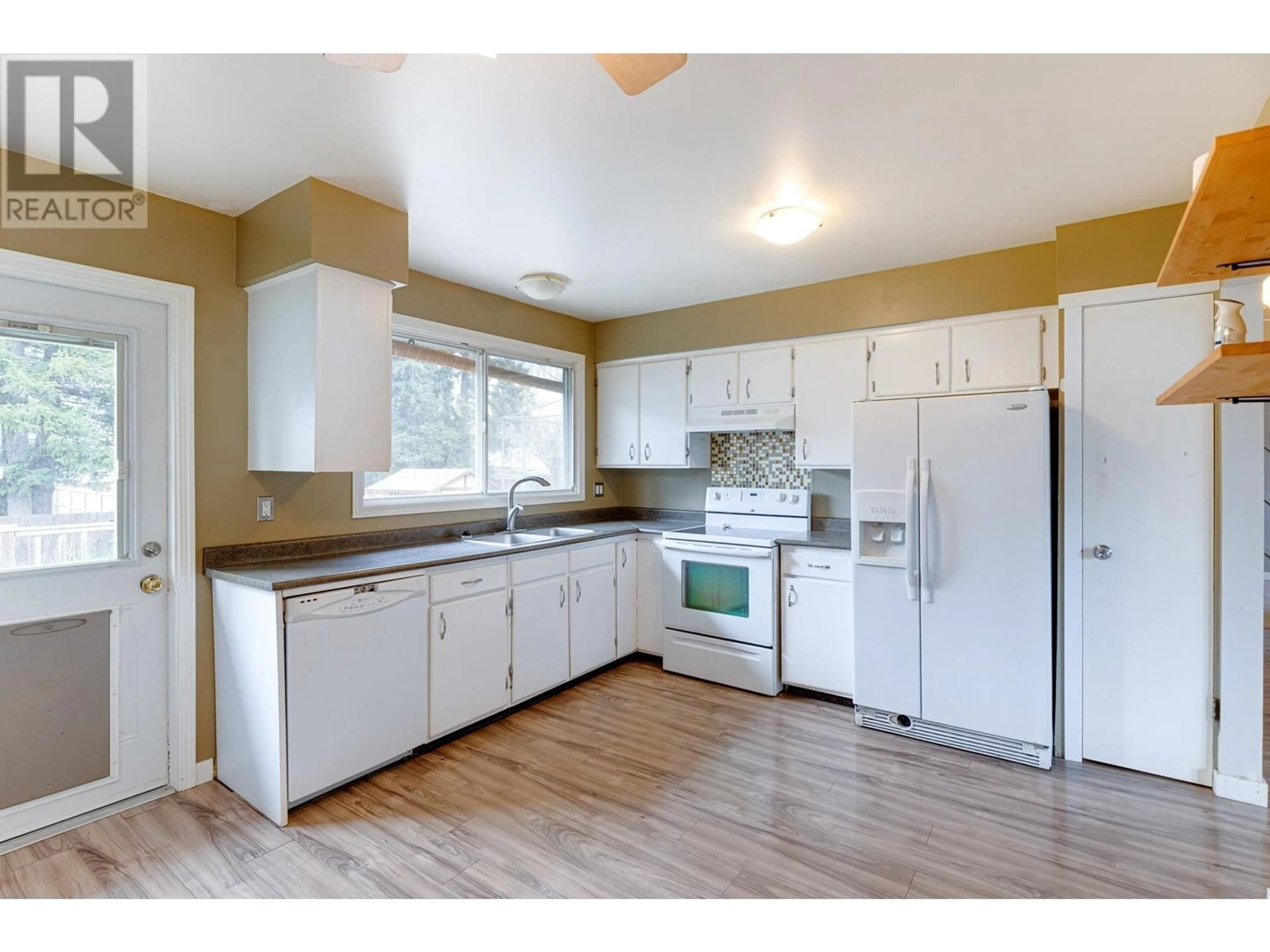 Standard kitchen, wood/laminate floor for 7737 LOYOLA DRIVE, Prince George British Columbia V2N2W9