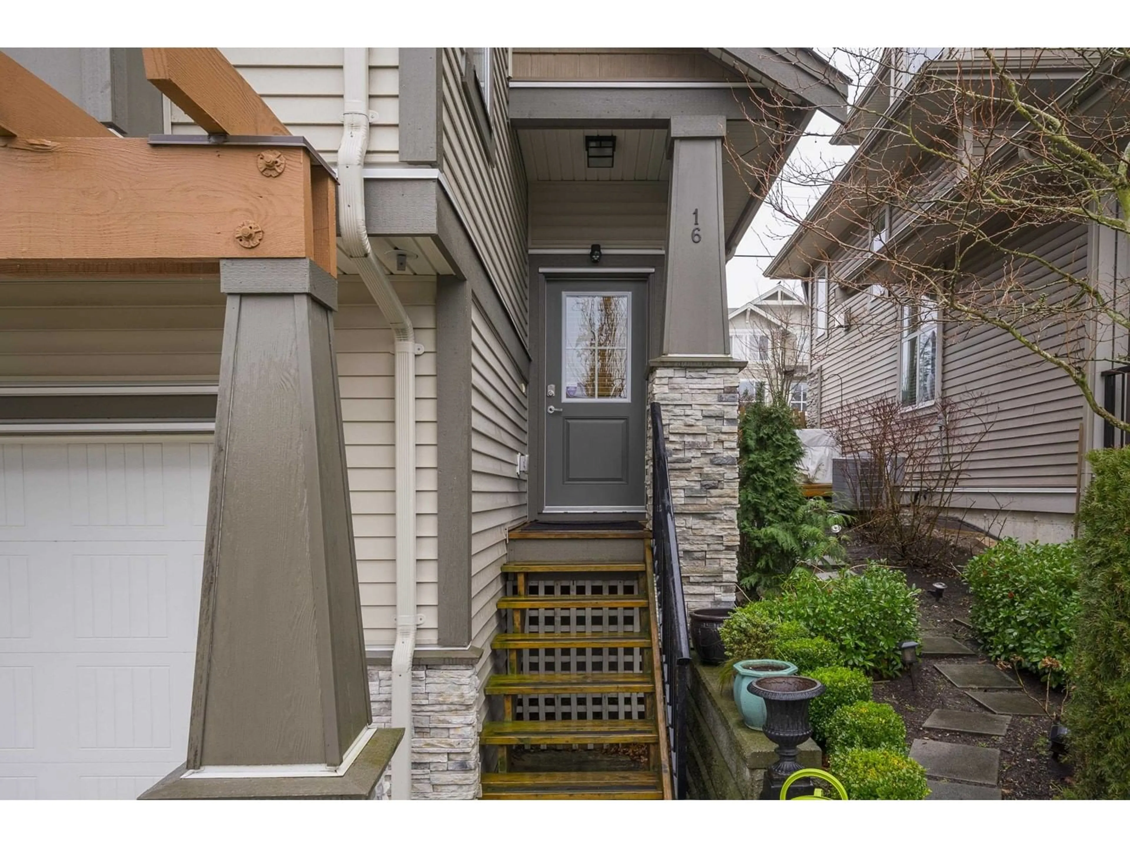 Indoor entryway for 16 7138 210 STREET, Langley British Columbia V2Y0V7