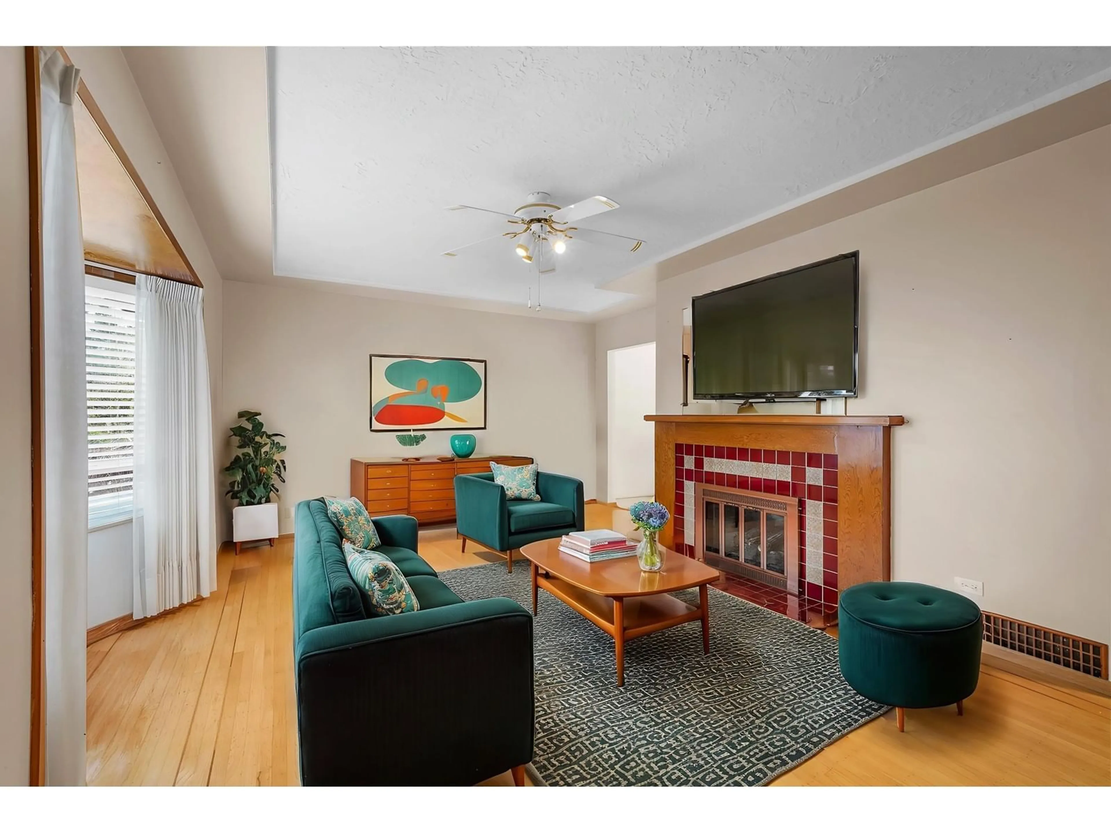 Living room with furniture, wood/laminate floor for 11660 98A AVENUE, Surrey British Columbia V3V2K9