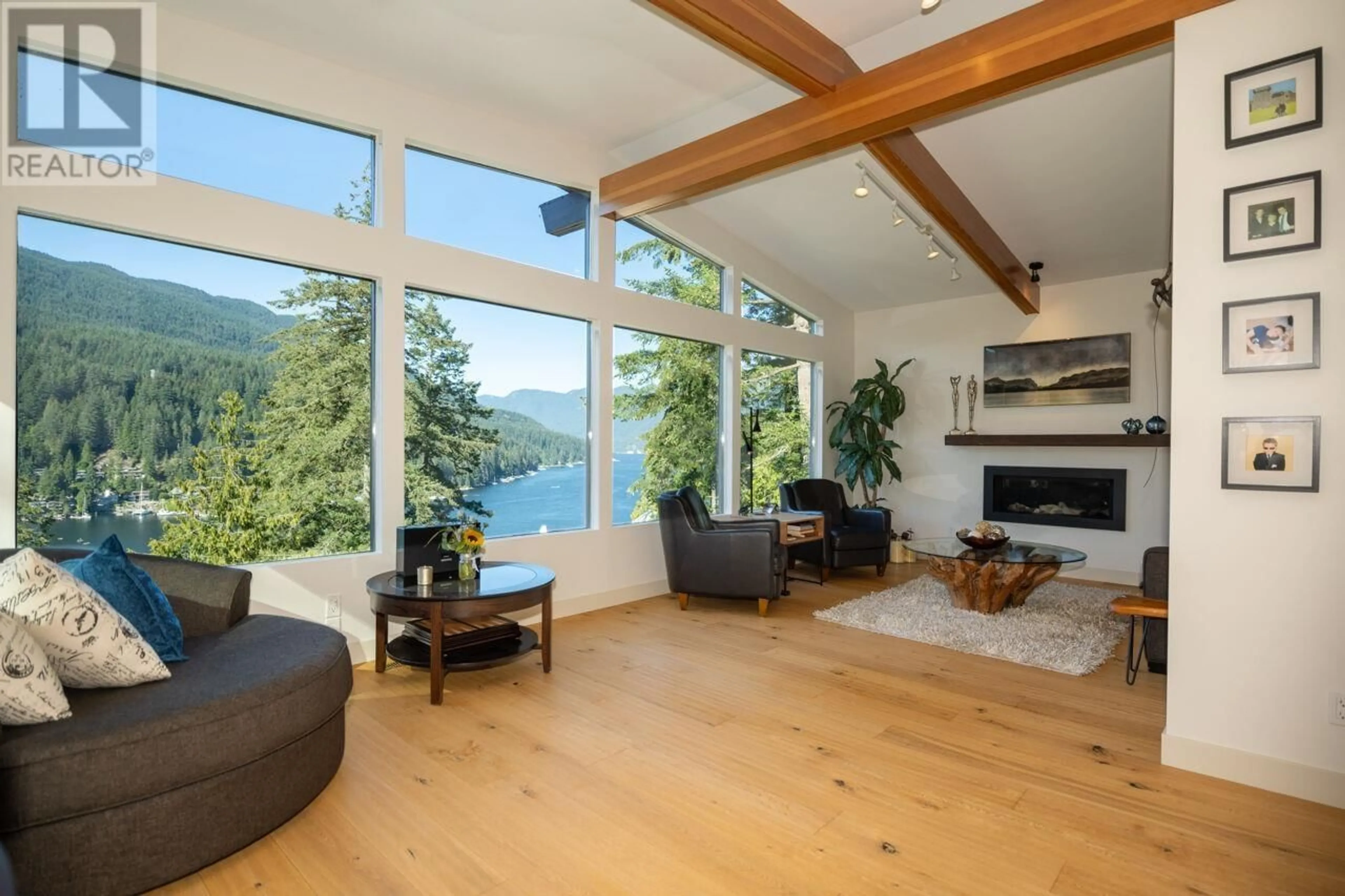 Living room with furniture, wood/laminate floor for 4682 EASTRIDGE ROAD, North Vancouver British Columbia V7G1K4