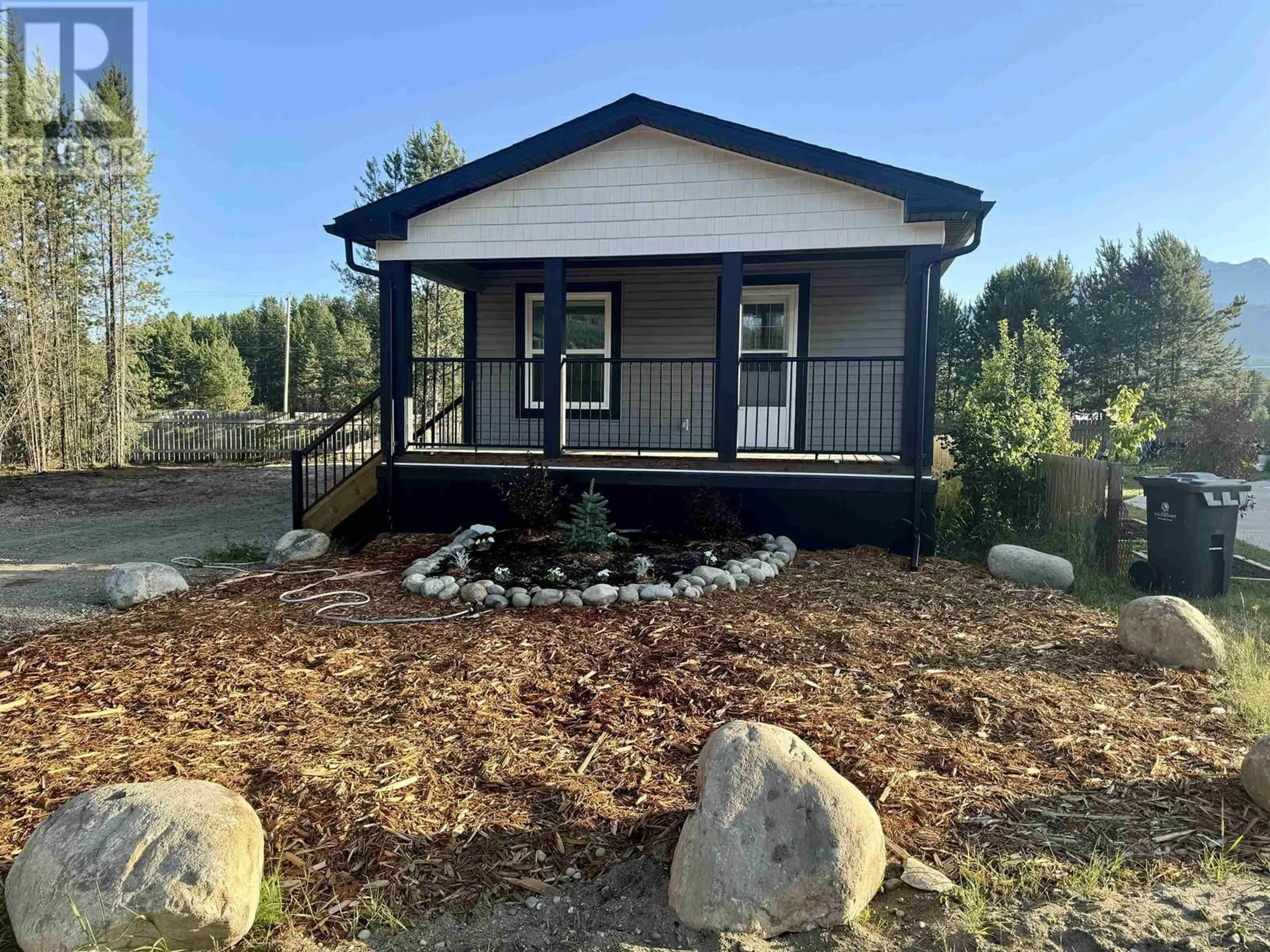 Home with vinyl exterior material, unknown for 1471 8TH PLACE, Valemount British Columbia V0E2Z0