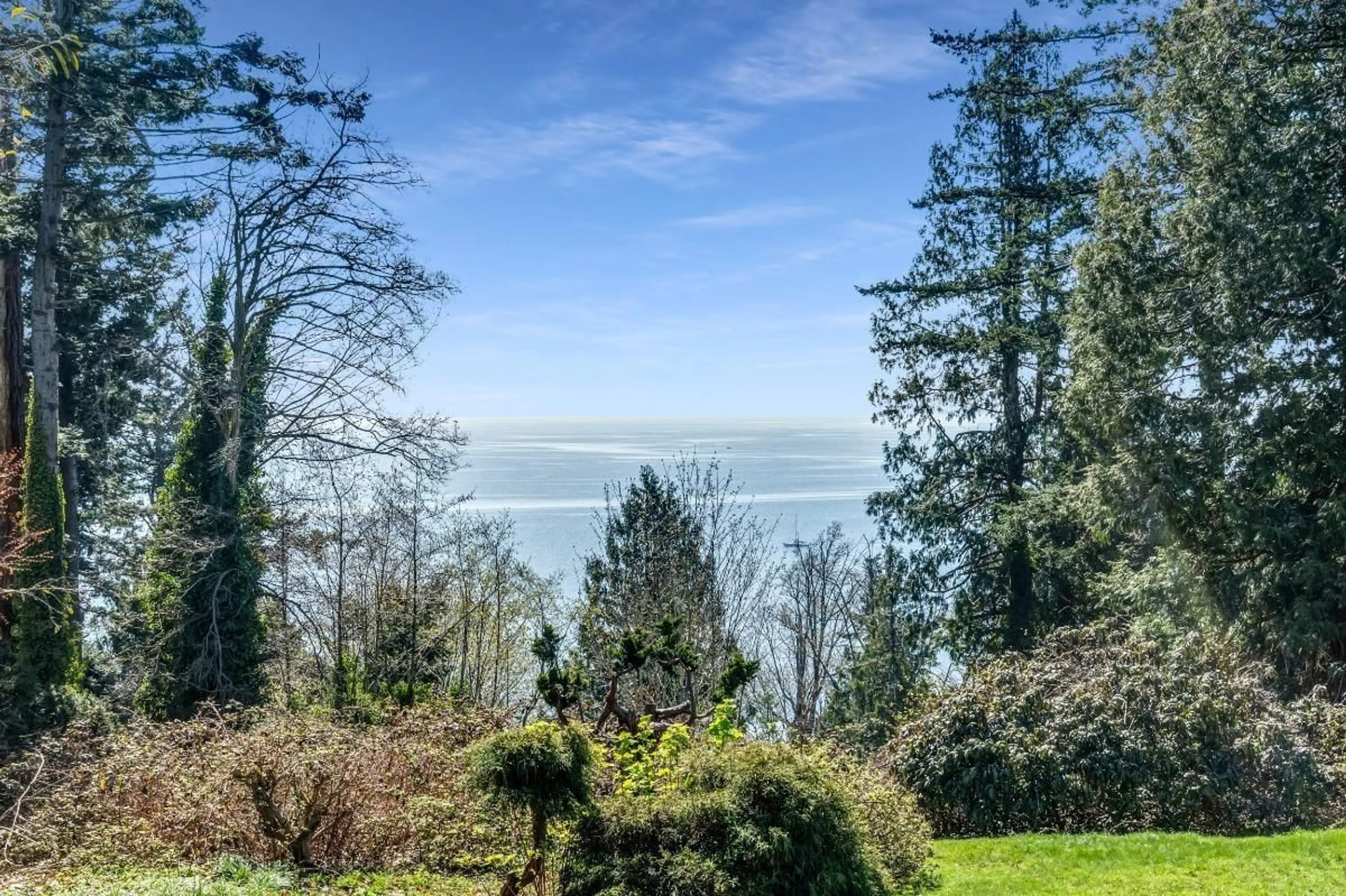 A pic from outside/outdoor area/front of a property/back of a property/a pic from drone, water/lake/river/ocean view for 13706 MARINE, White Rock British Columbia V4B1A4