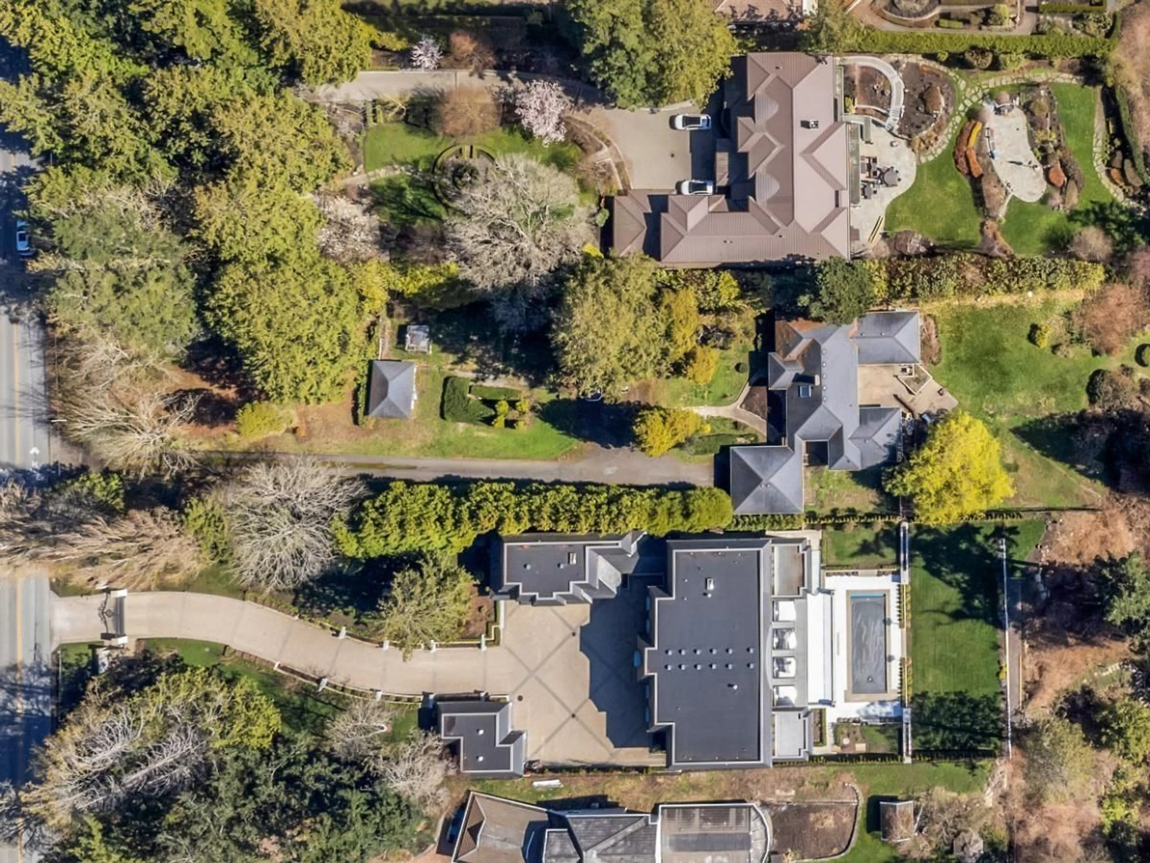 A pic from outside/outdoor area/front of a property/back of a property/a pic from drone, street for 13706 MARINE, White Rock British Columbia V4B1A4