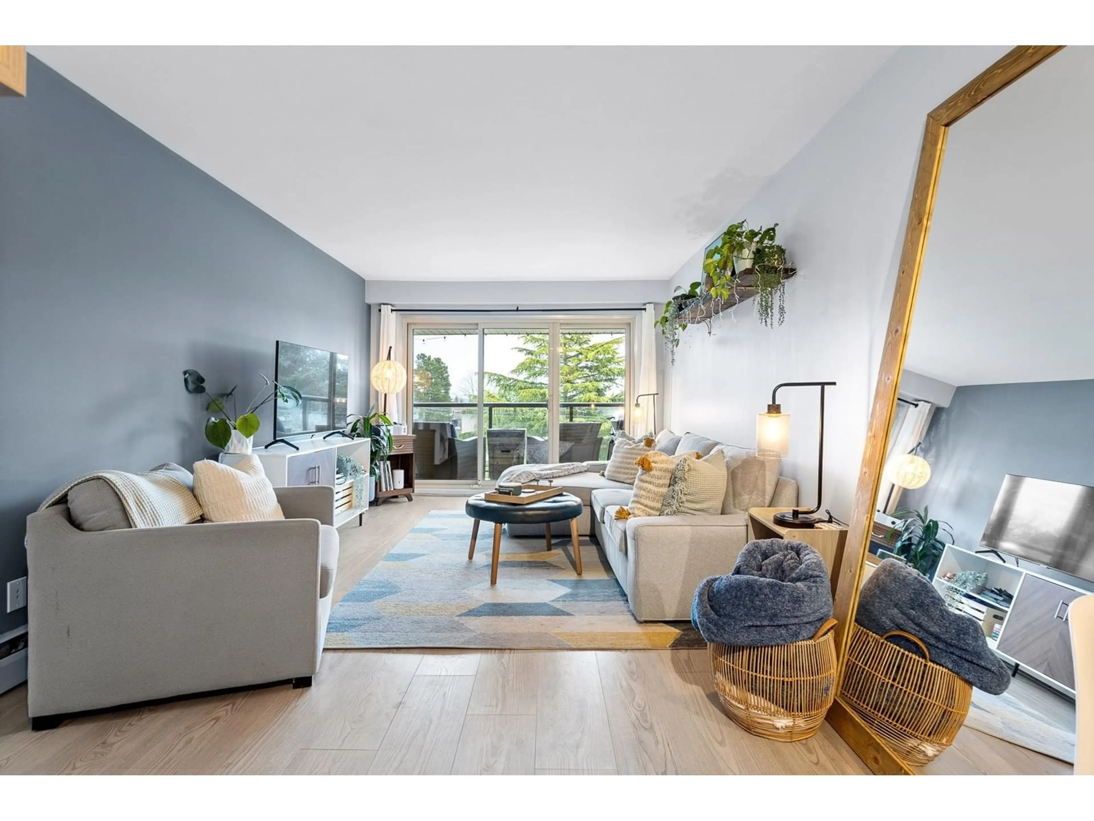 Living room with furniture, wood/laminate floor for 301 1429 MERKLIN STREET, White Rock British Columbia V4B4C4