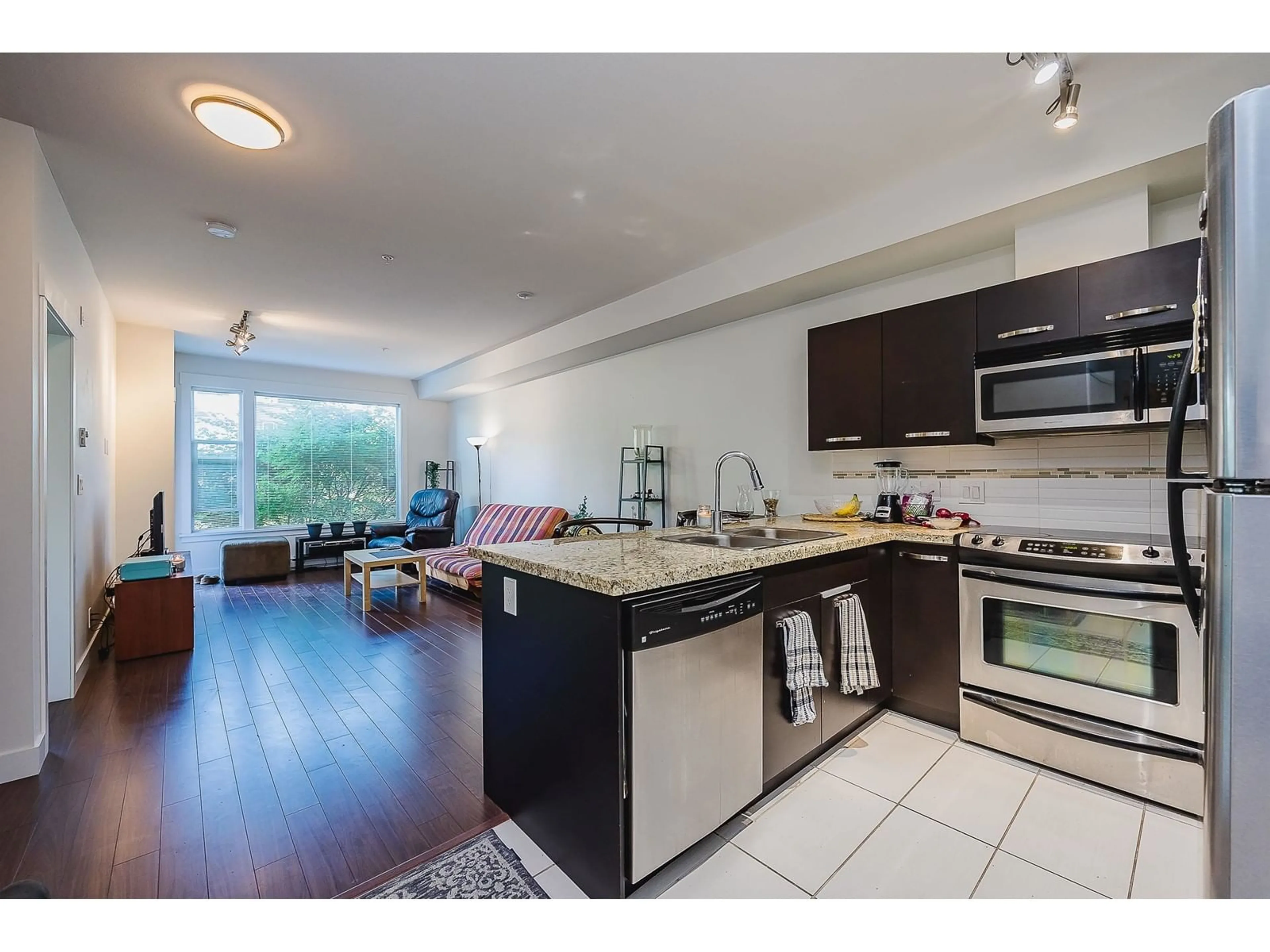 Open concept kitchen, unknown for 220 - 33539 HOLLAND, Abbotsford British Columbia V2S0C6