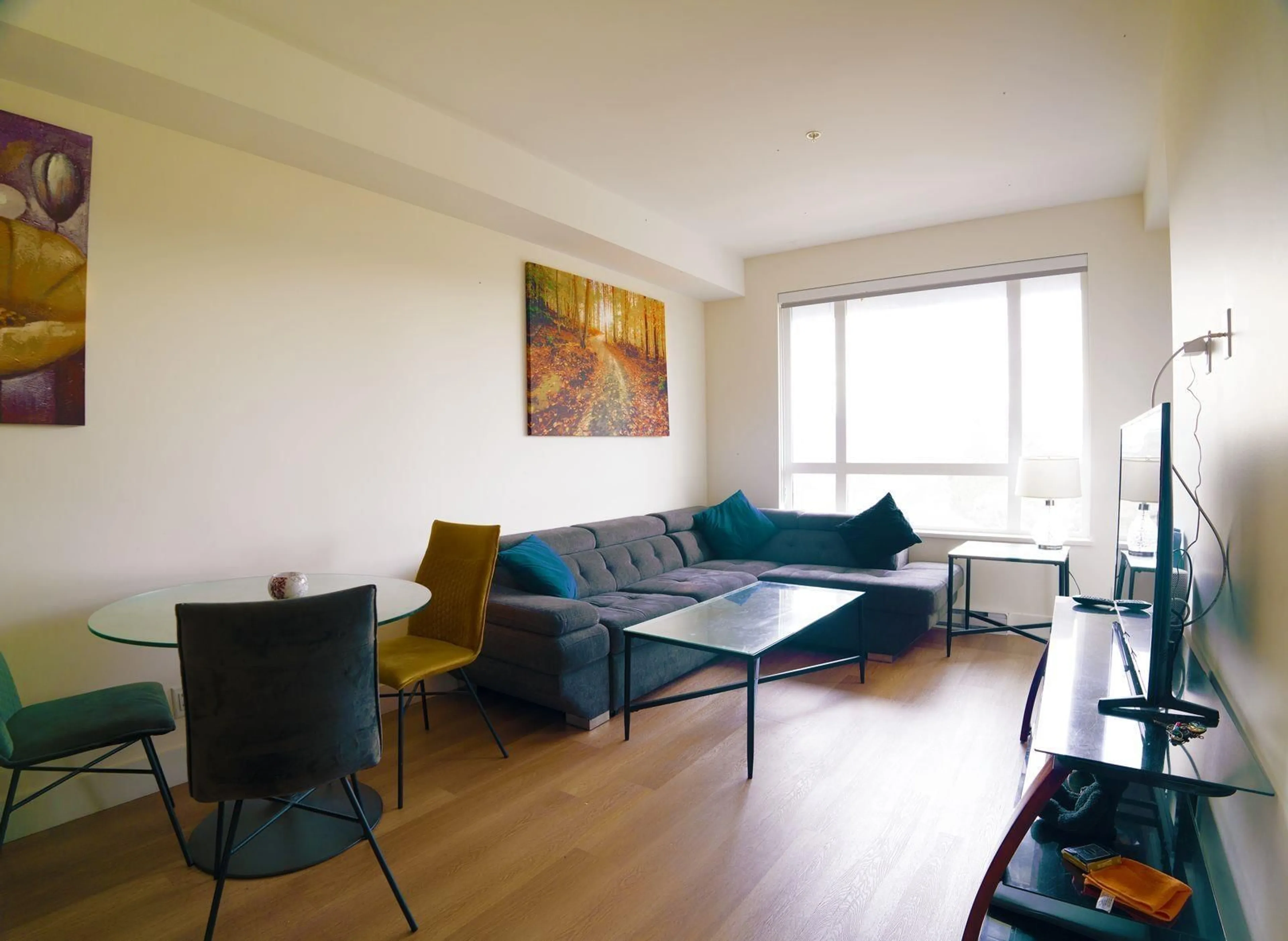 Living room with furniture, wood/laminate floor for 611 - 10778 138, Surrey British Columbia V3T4K8