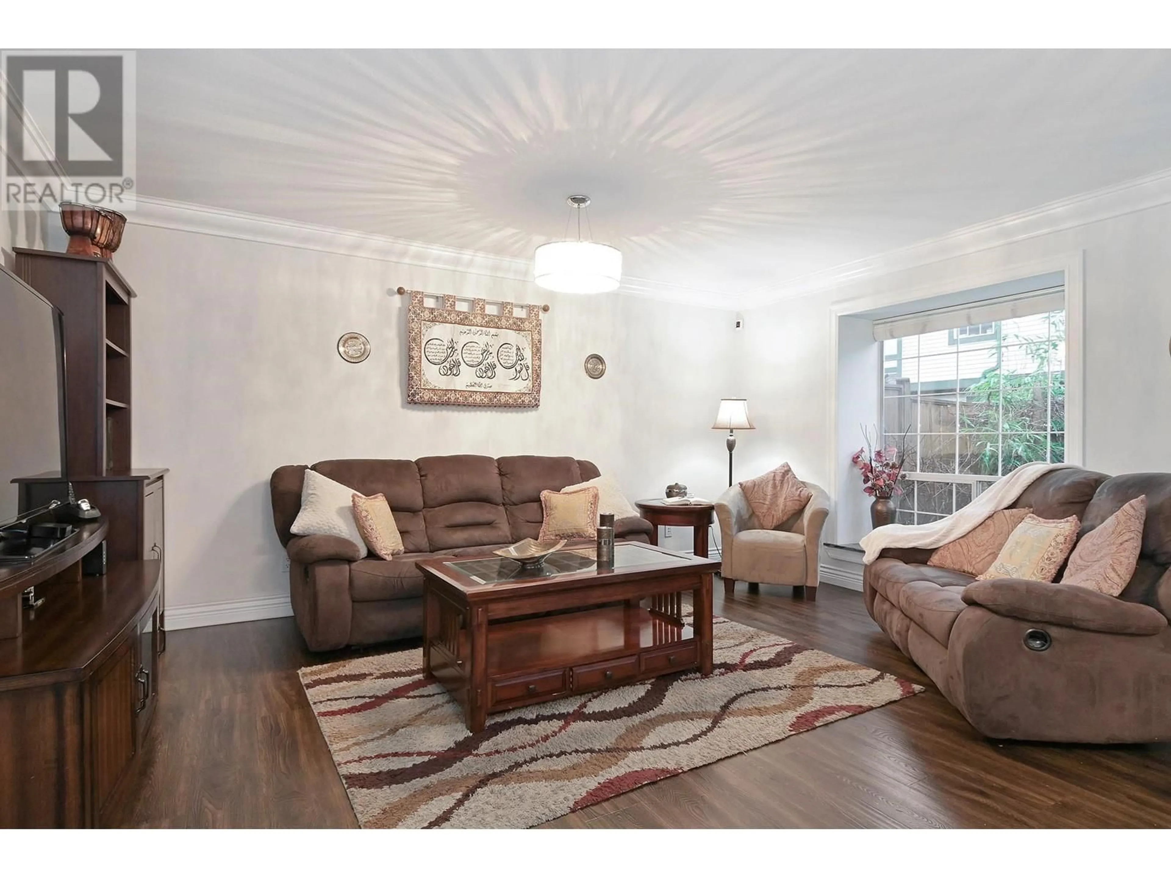 Living room with furniture, wood/laminate floor for 16 20625 118 AVENUE, Maple Ridge British Columbia V2X0R1