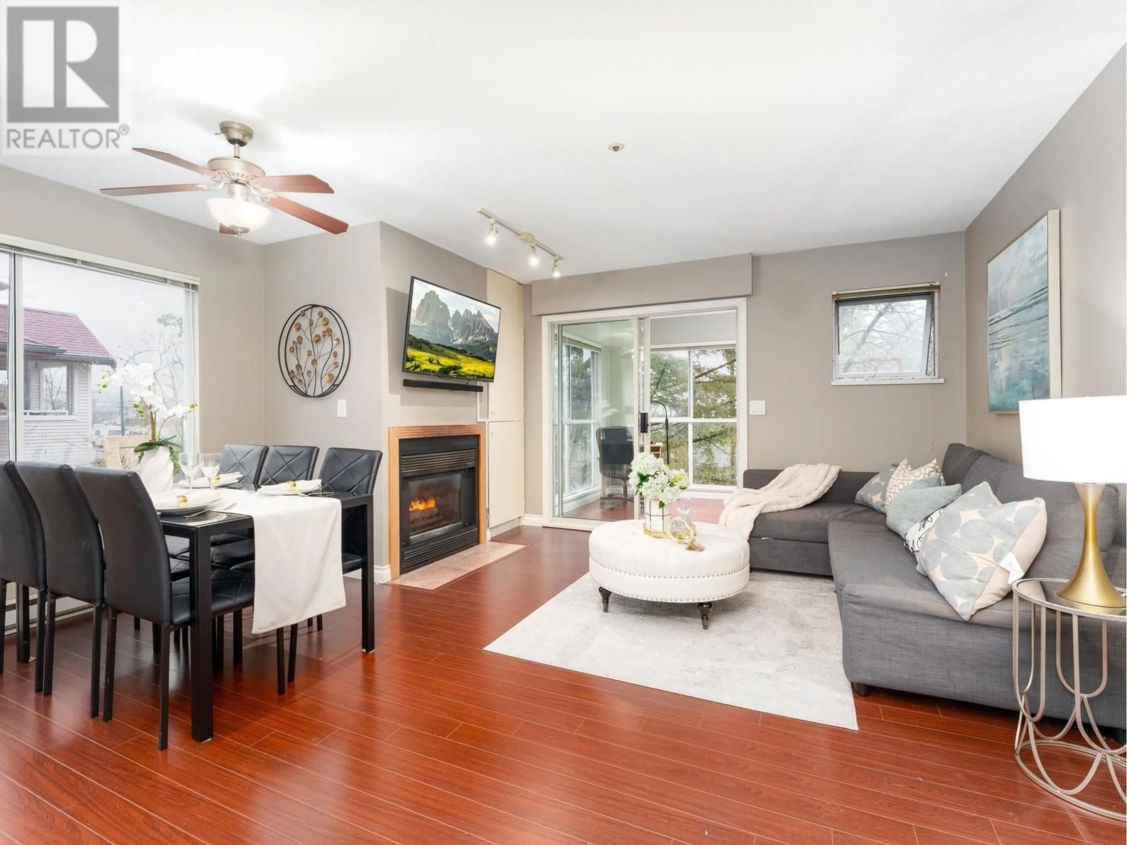 Living room with furniture, wood/laminate floor for 303 3683 WELLINGTON AVENUE, Vancouver British Columbia V5R4Z5