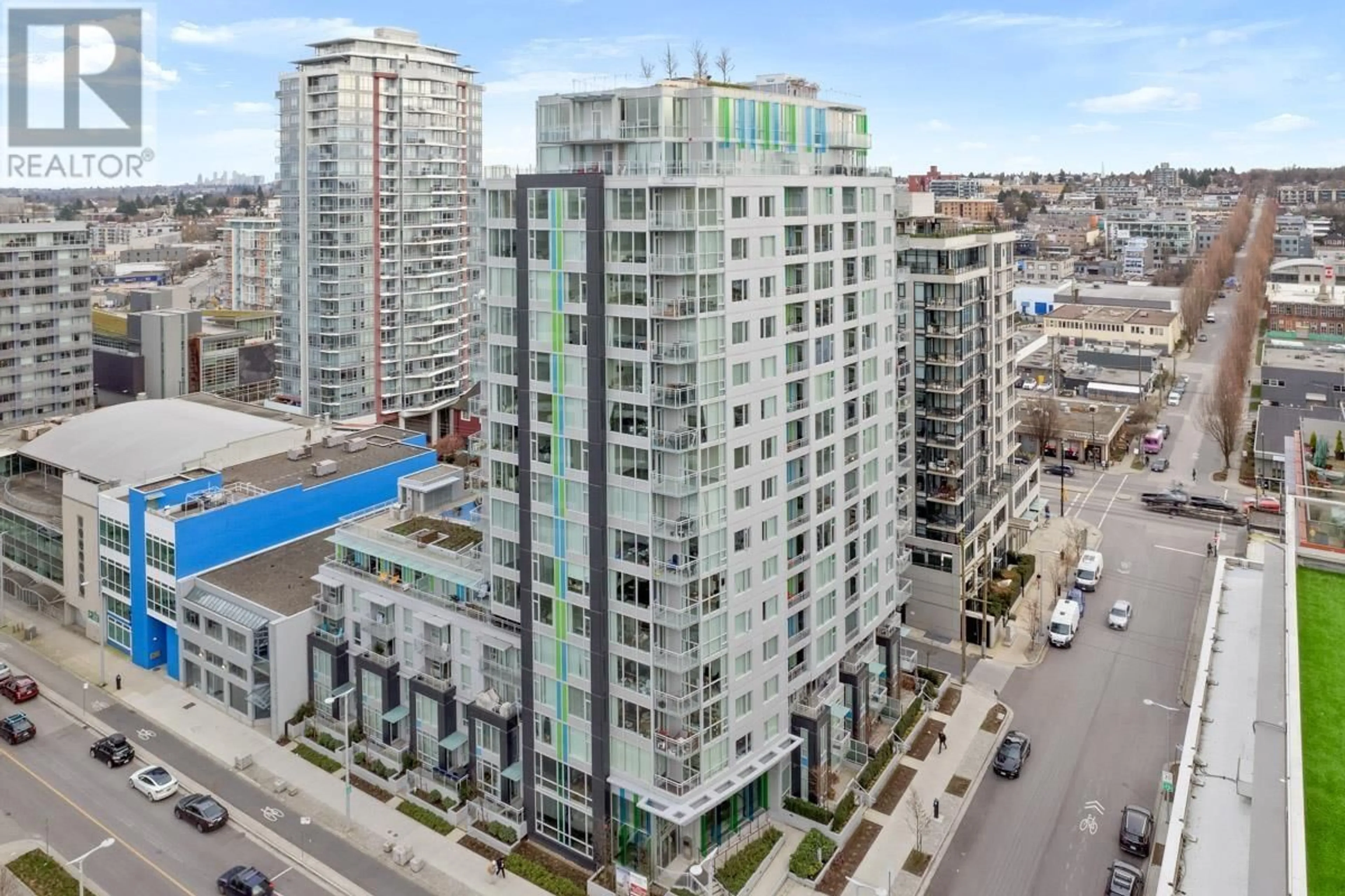 A pic from outside/outdoor area/front of a property/back of a property/a pic from drone, city buildings view from balcony for 1701 1708 ONTARIO STREET, Vancouver British Columbia V5T0J7