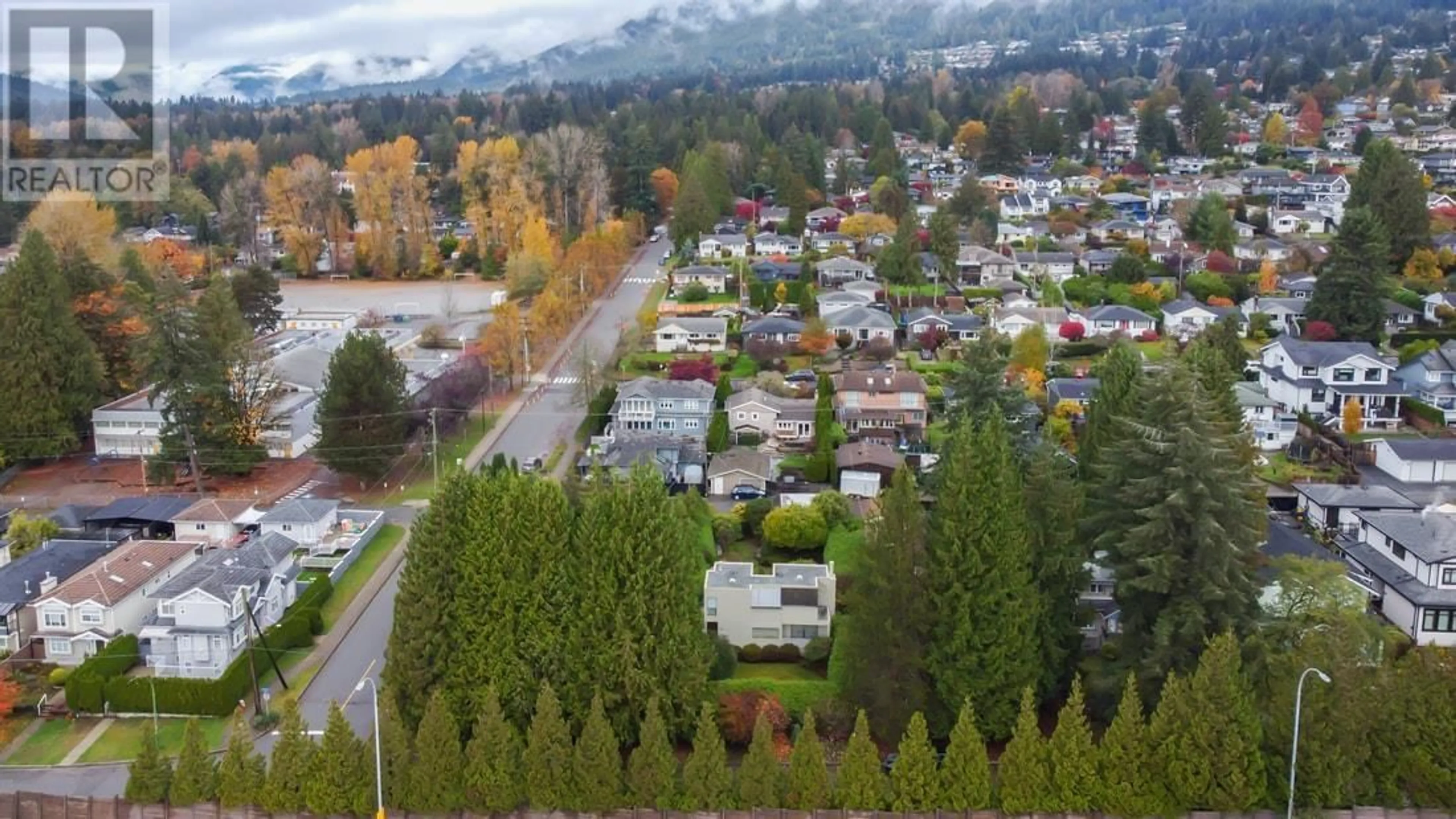 A pic from outside/outdoor area/front of a property/back of a property/a pic from drone, mountain view for 458 W 25TH STREET, North Vancouver British Columbia V7N2G2