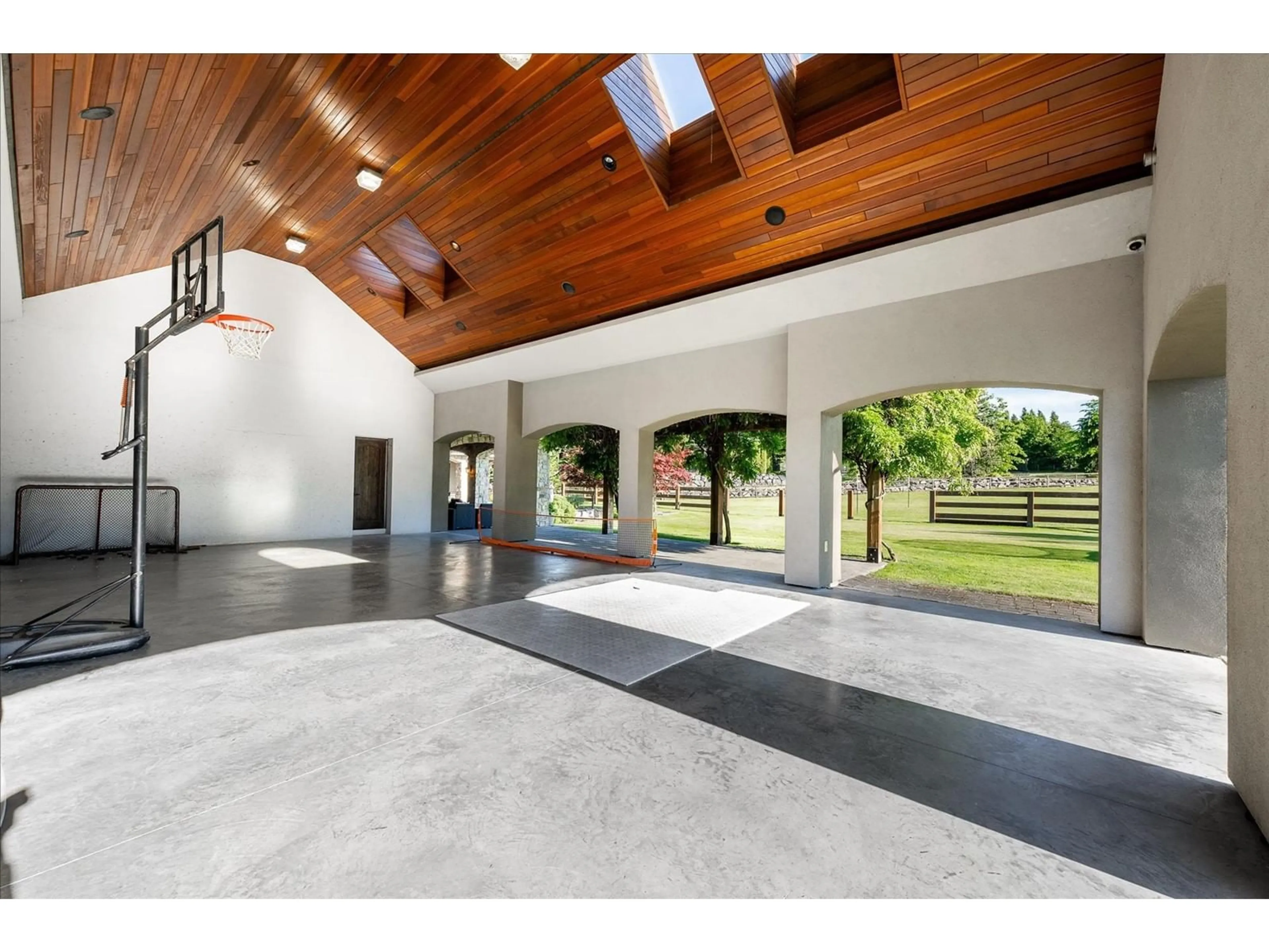 Indoor foyer for 19870 3B AVENUE, Langley British Columbia V2Z0A2