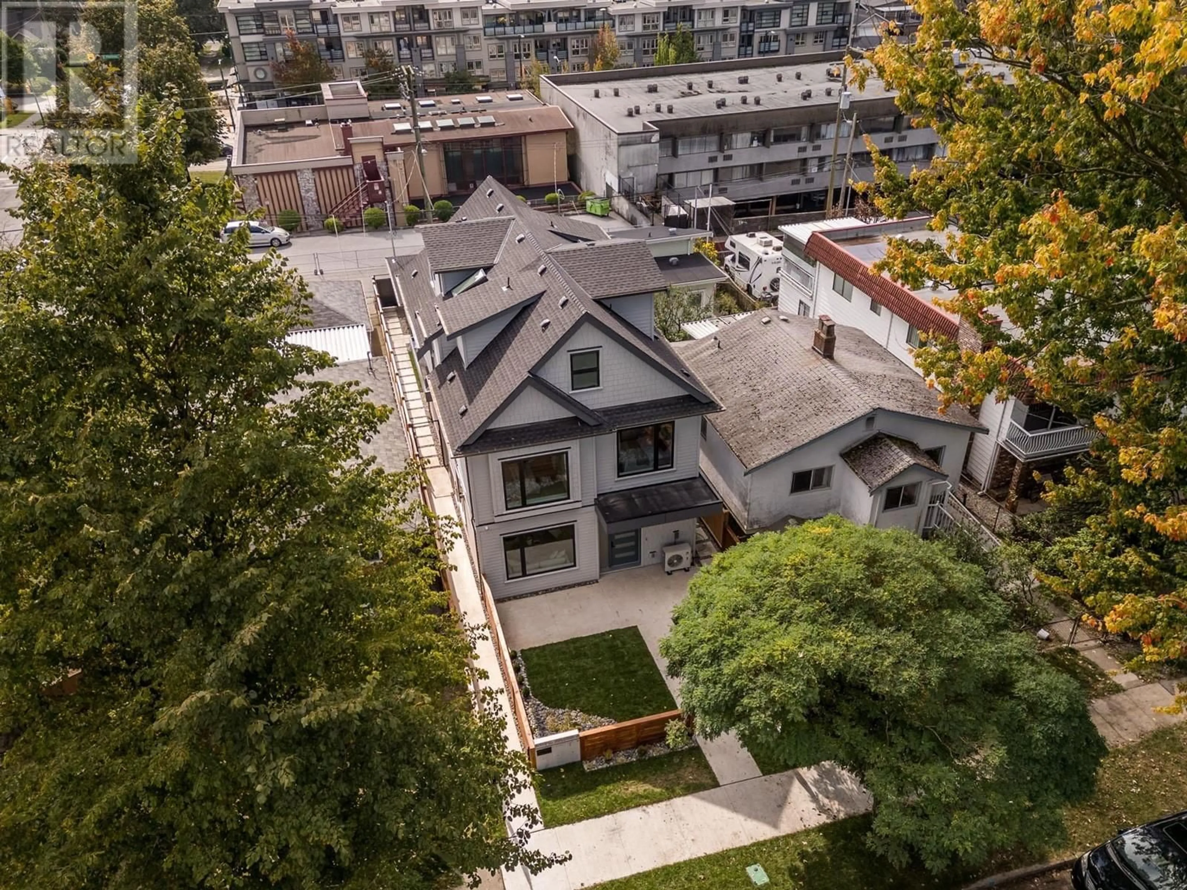 A pic from outside/outdoor area/front of a property/back of a property/a pic from drone, city buildings view from balcony for 2 3494 FRANKLIN STREET, Vancouver British Columbia V5K1Y7