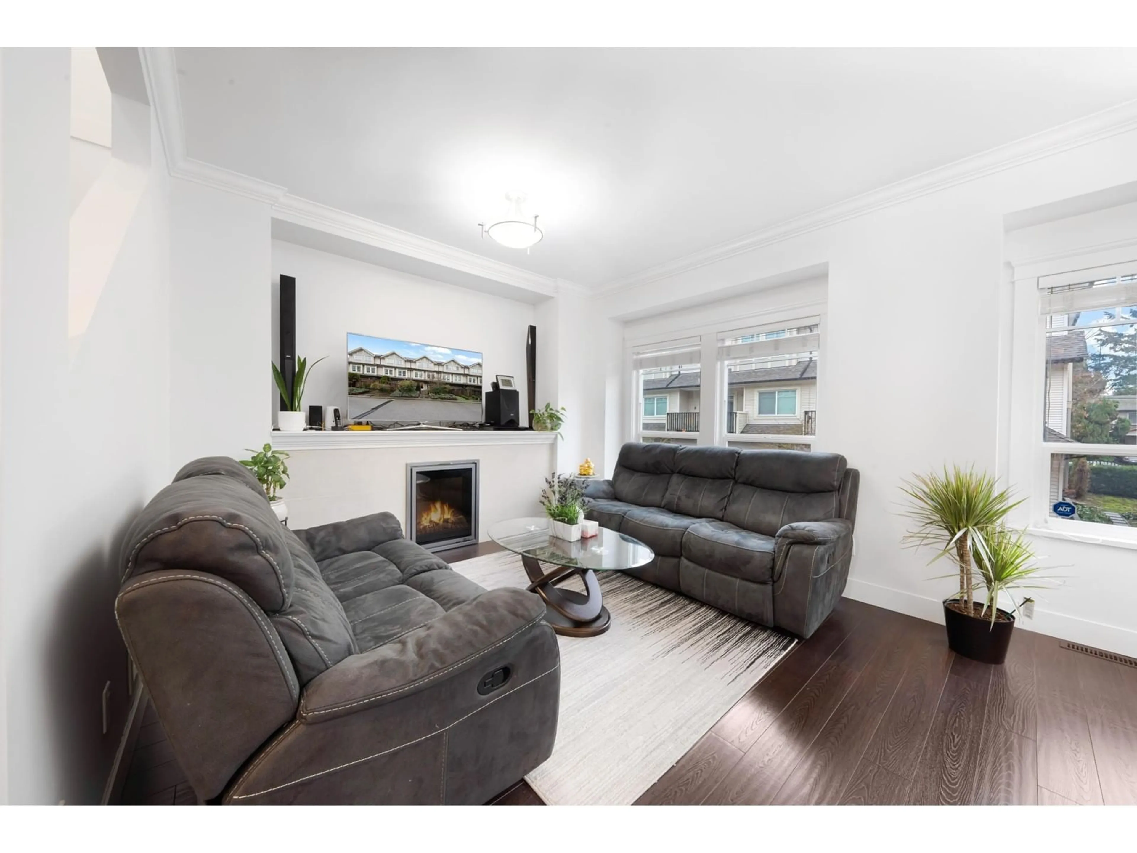 Living room with furniture, wood/laminate floor for 36 8358 121A STREET, Surrey British Columbia V3W1T6