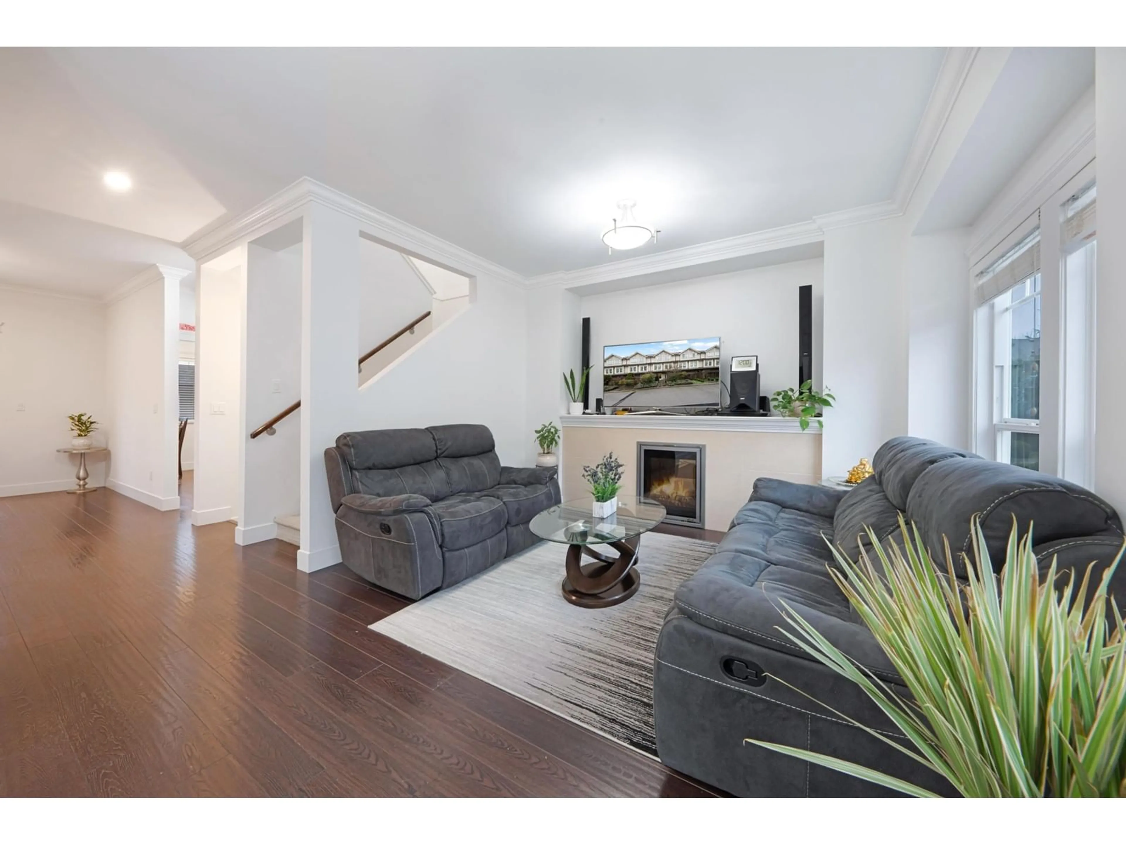 Living room with furniture, wood/laminate floor for 36 8358 121A STREET, Surrey British Columbia V3W1T6