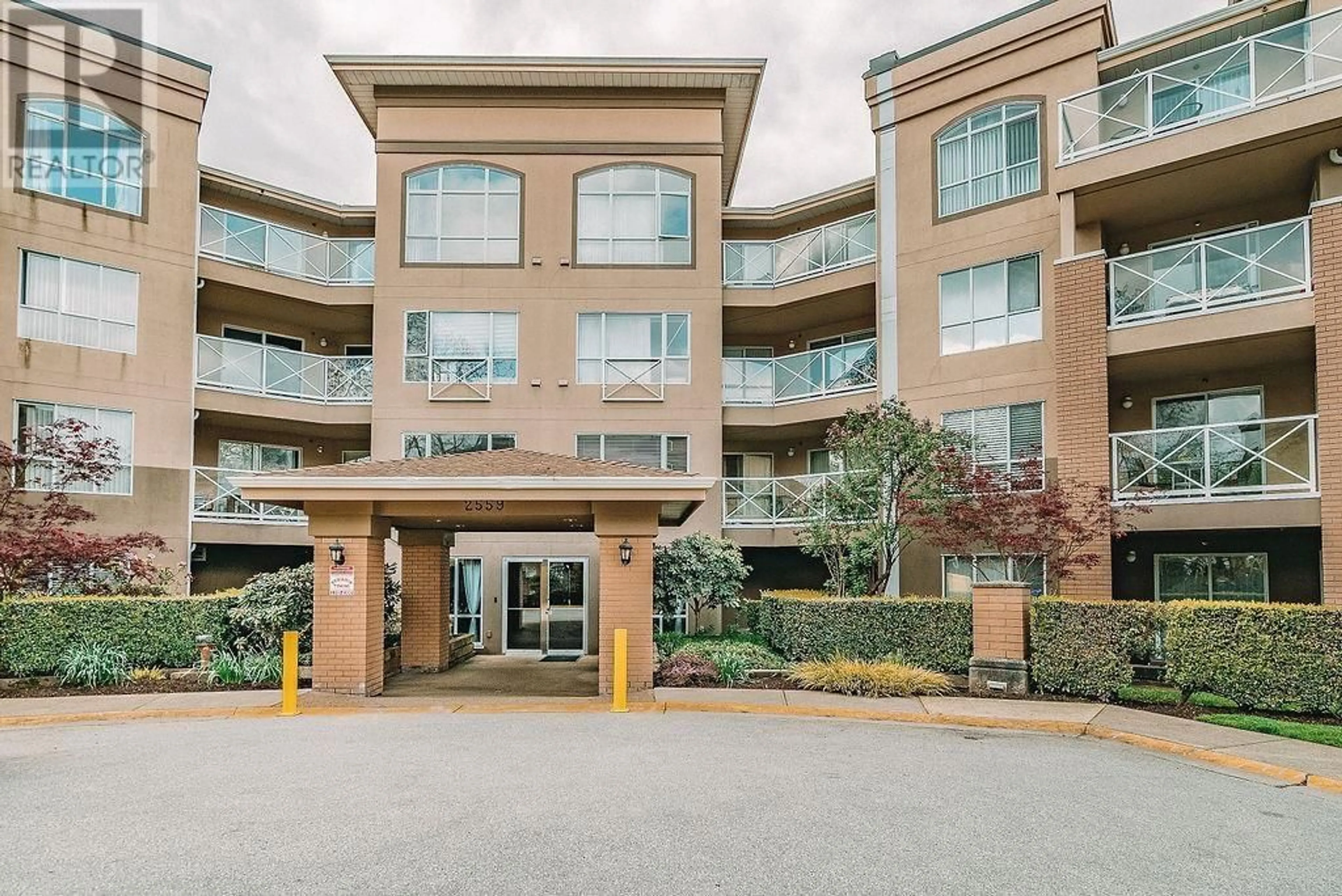 Indoor foyer for 114 2559 PARKVIEW LANE, Port Coquitlam British Columbia V3C6M1