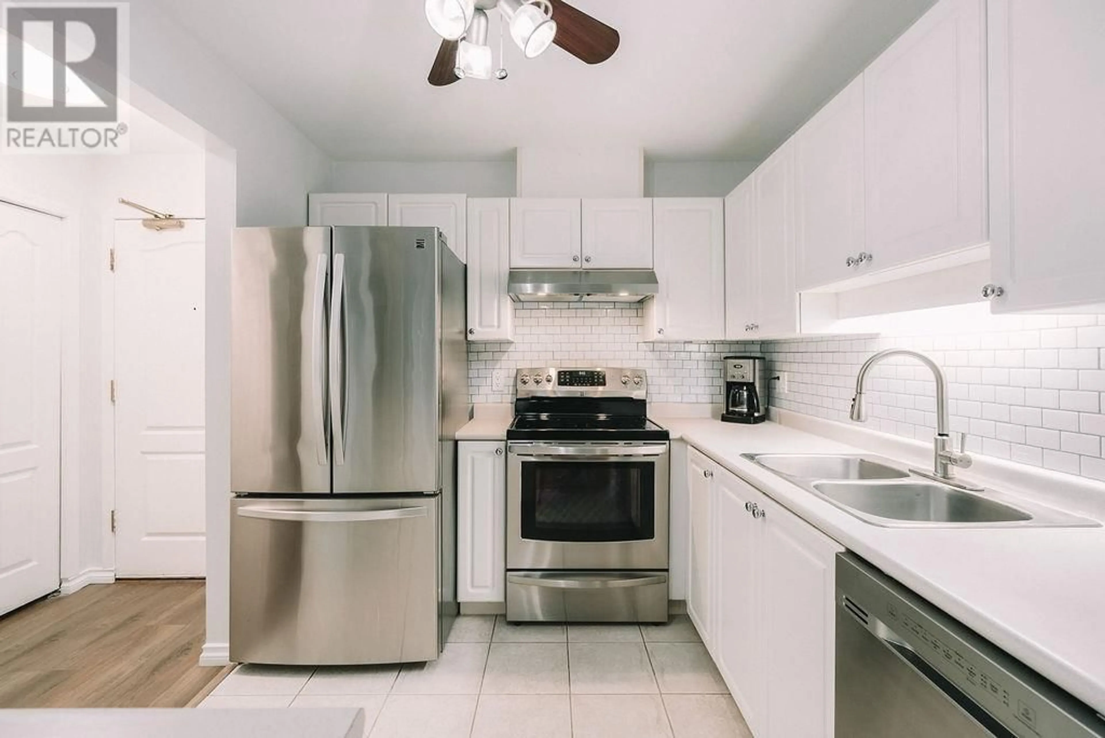 Standard kitchen, ceramic/tile floor for 114 2559 PARKVIEW LANE, Port Coquitlam British Columbia V3C6M1