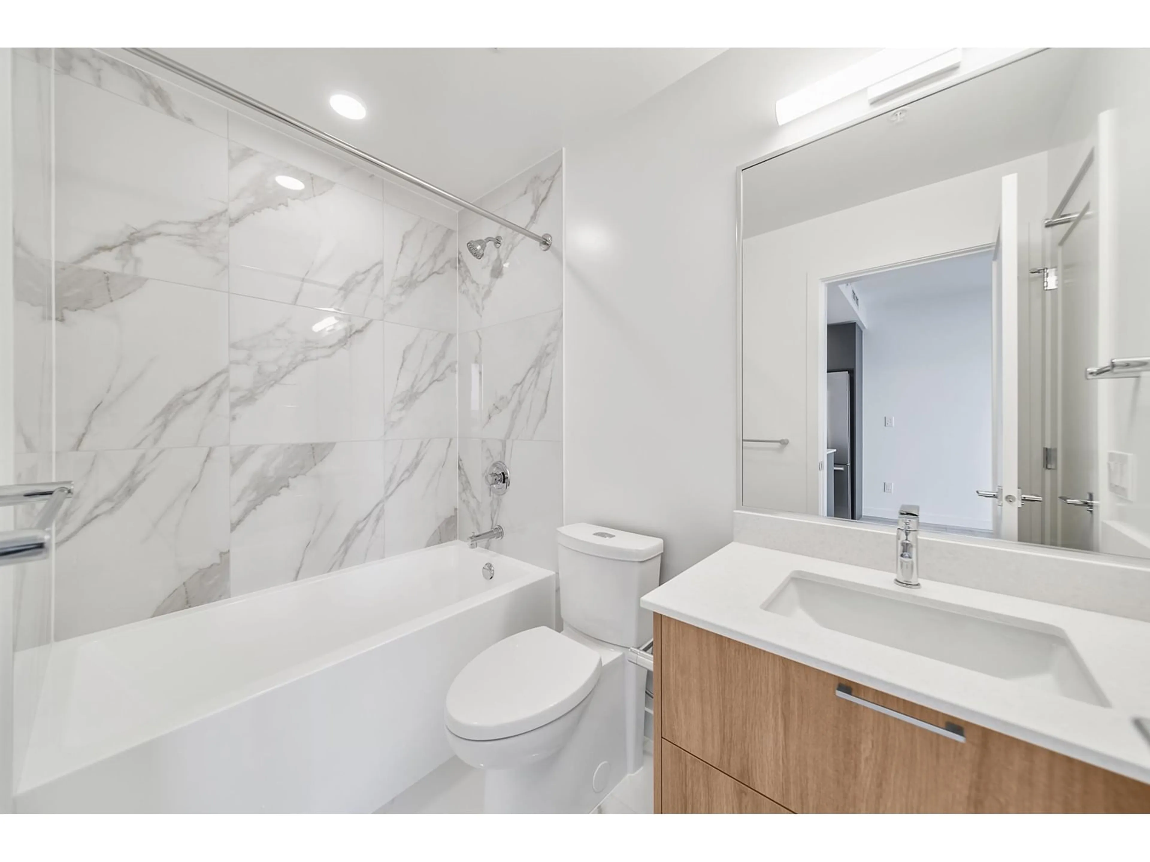 Standard bathroom, ceramic/tile floor for 3007 8551 201 STREET, Langley British Columbia V2Y3Y5