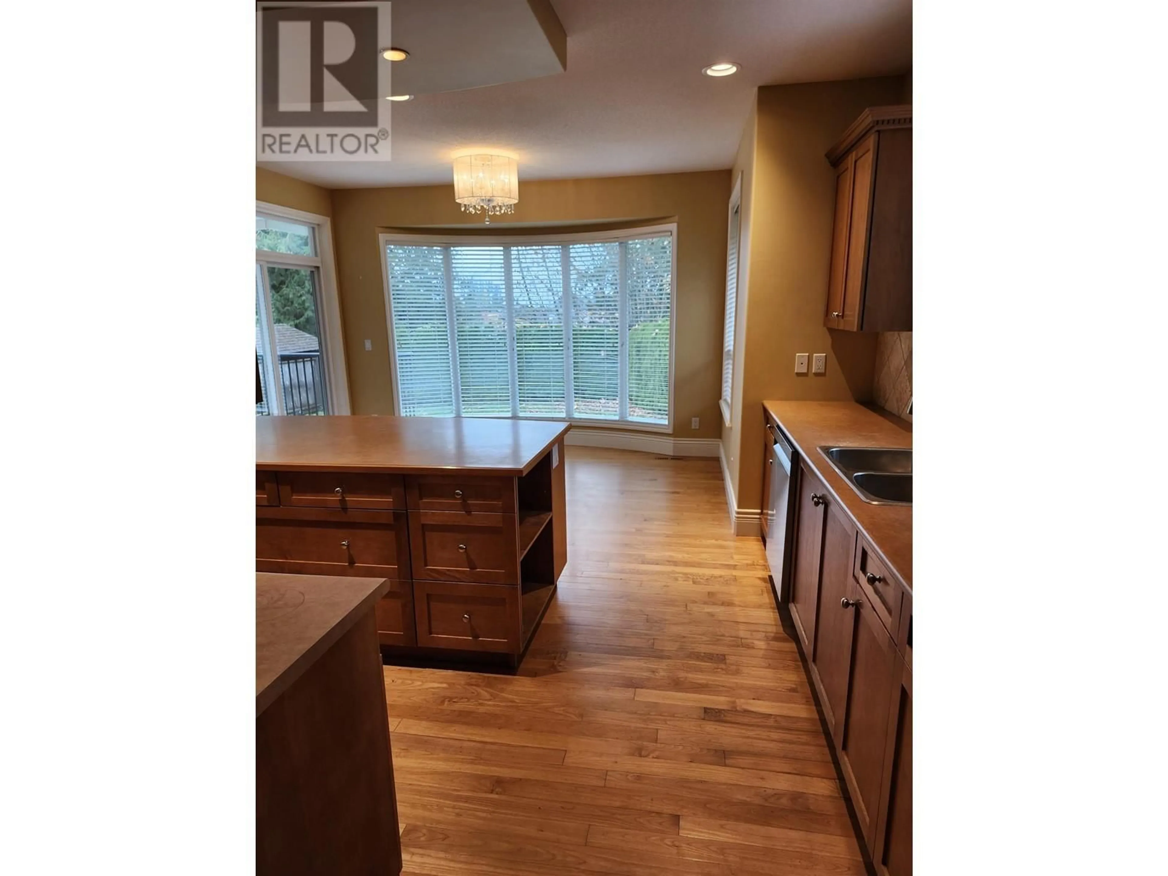 Open concept kitchen, wood/laminate floor for 10500 BAKER PLACE, Maple Ridge British Columbia V2W2C2