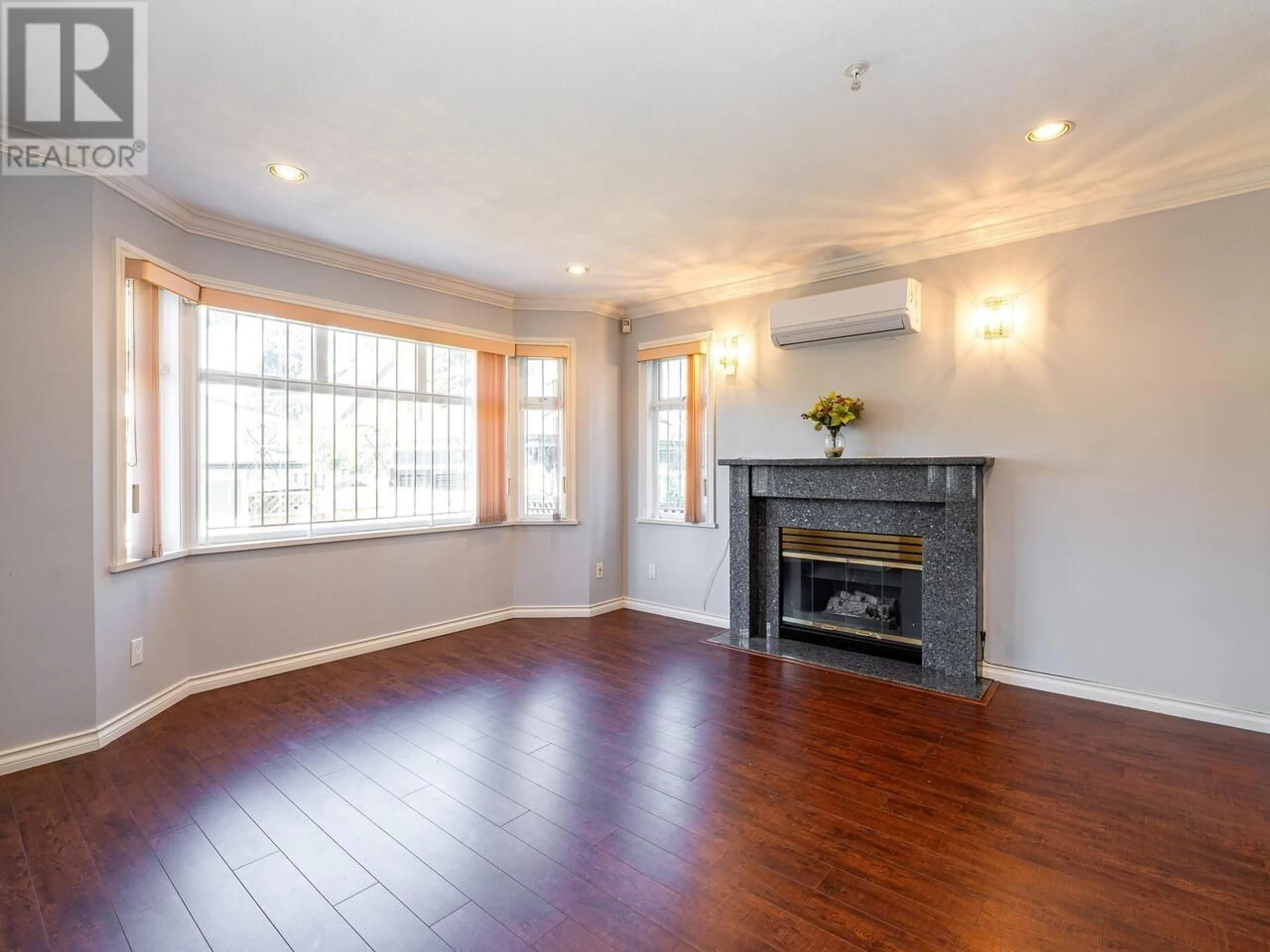 Living room with furniture, wood/laminate floor for 39 W 12TH AVENUE, Vancouver British Columbia V5Y1T4