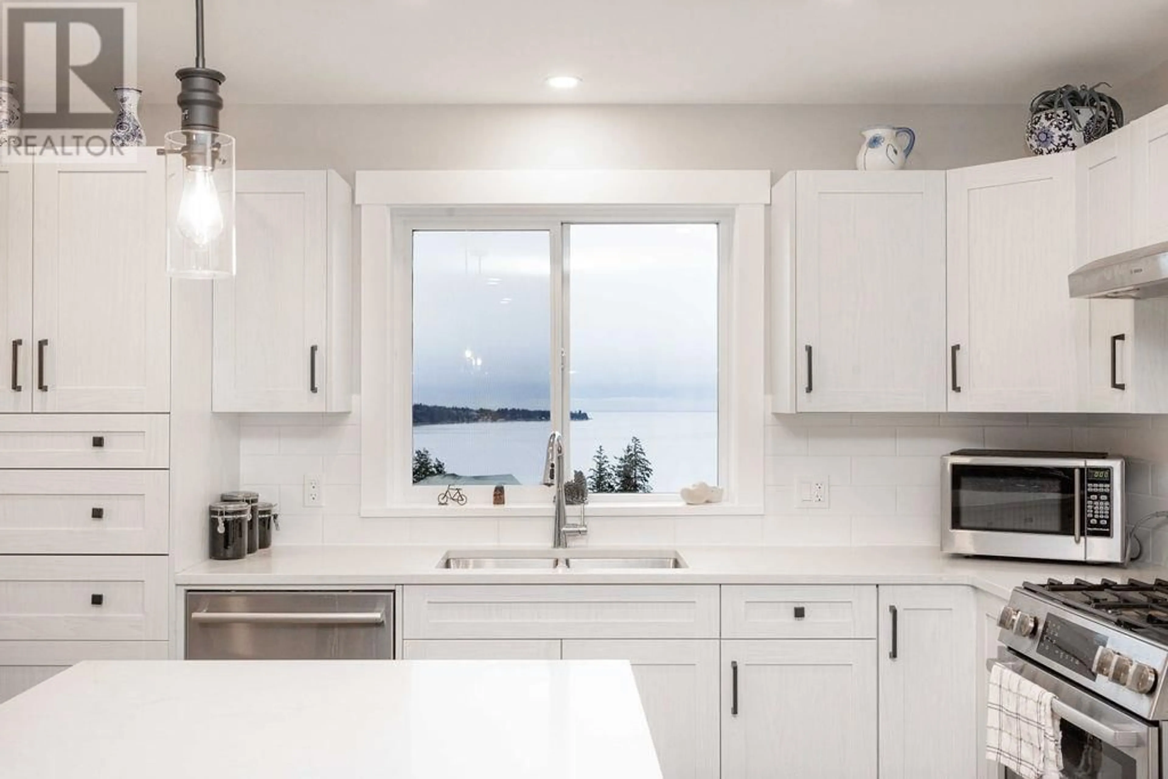 Contemporary kitchen, ceramic/tile floor for 6050 COWRIE STREET, Sechelt British Columbia V7Z0S4