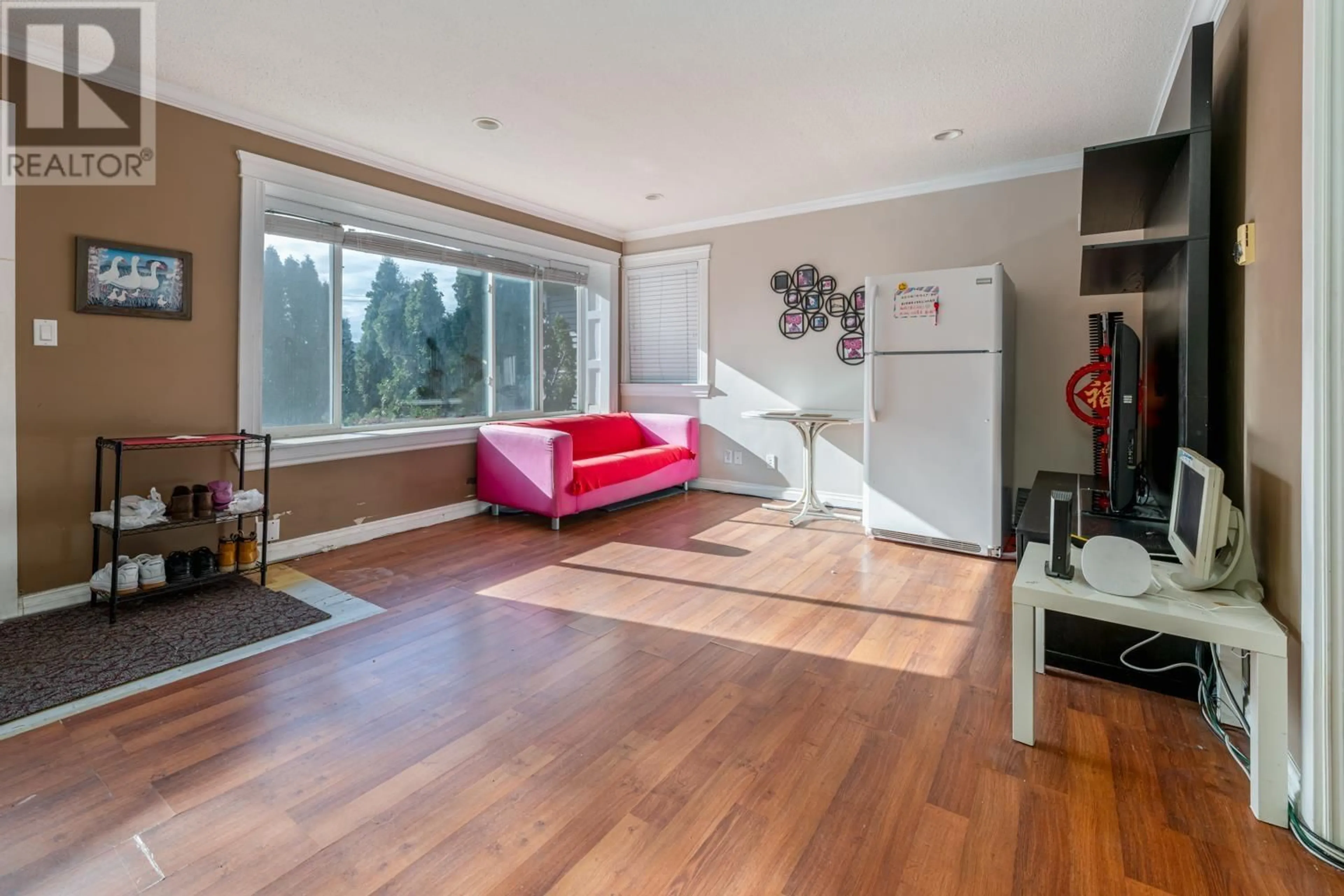 Living room with furniture, wood/laminate floor for 6090 BROADWAY, Burnaby British Columbia V5B2Y2