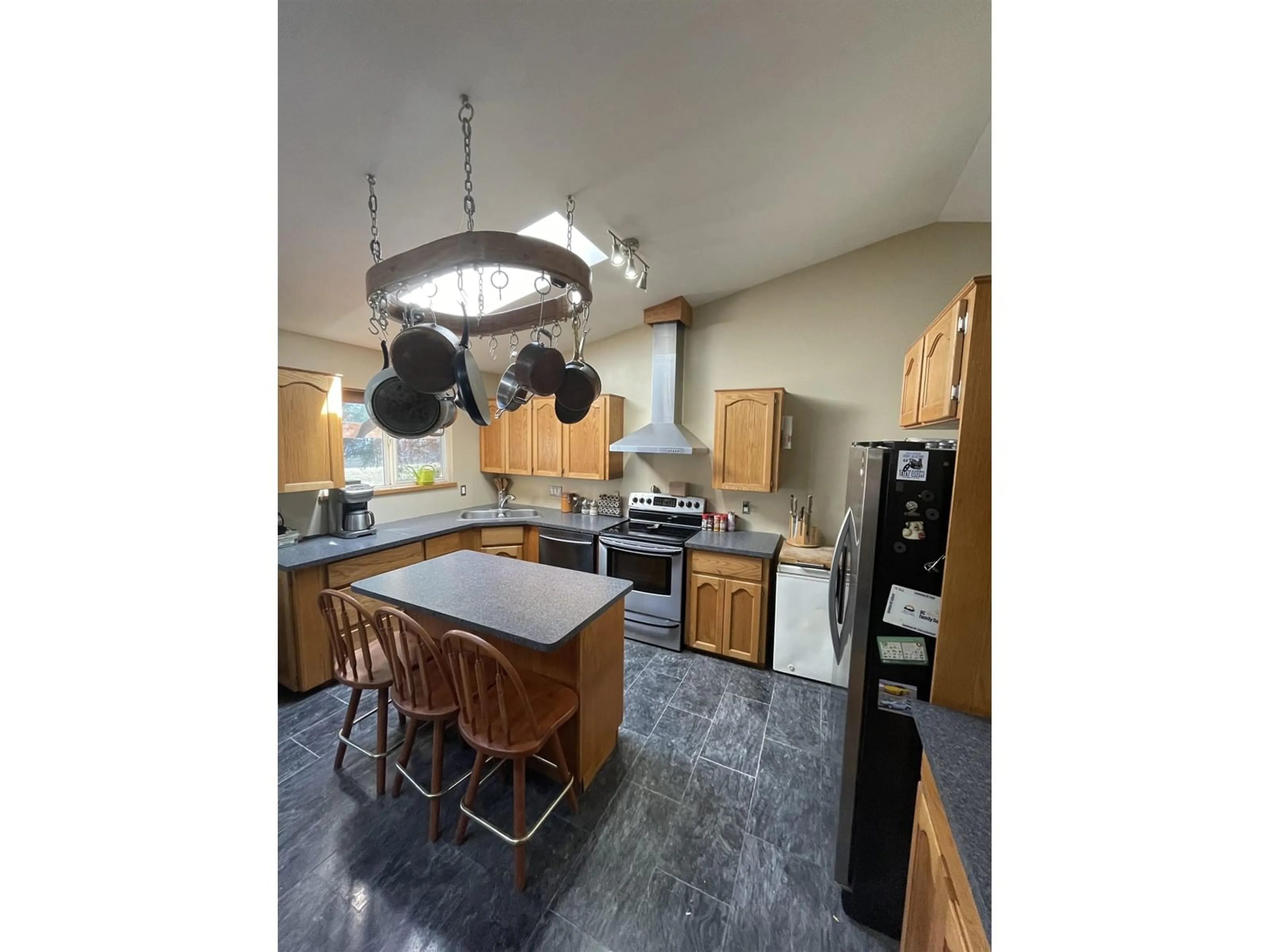 Open concept kitchen, ceramic/tile floor for 6423 RIVERSIDE STREET, Abbotsford British Columbia V4X1T9