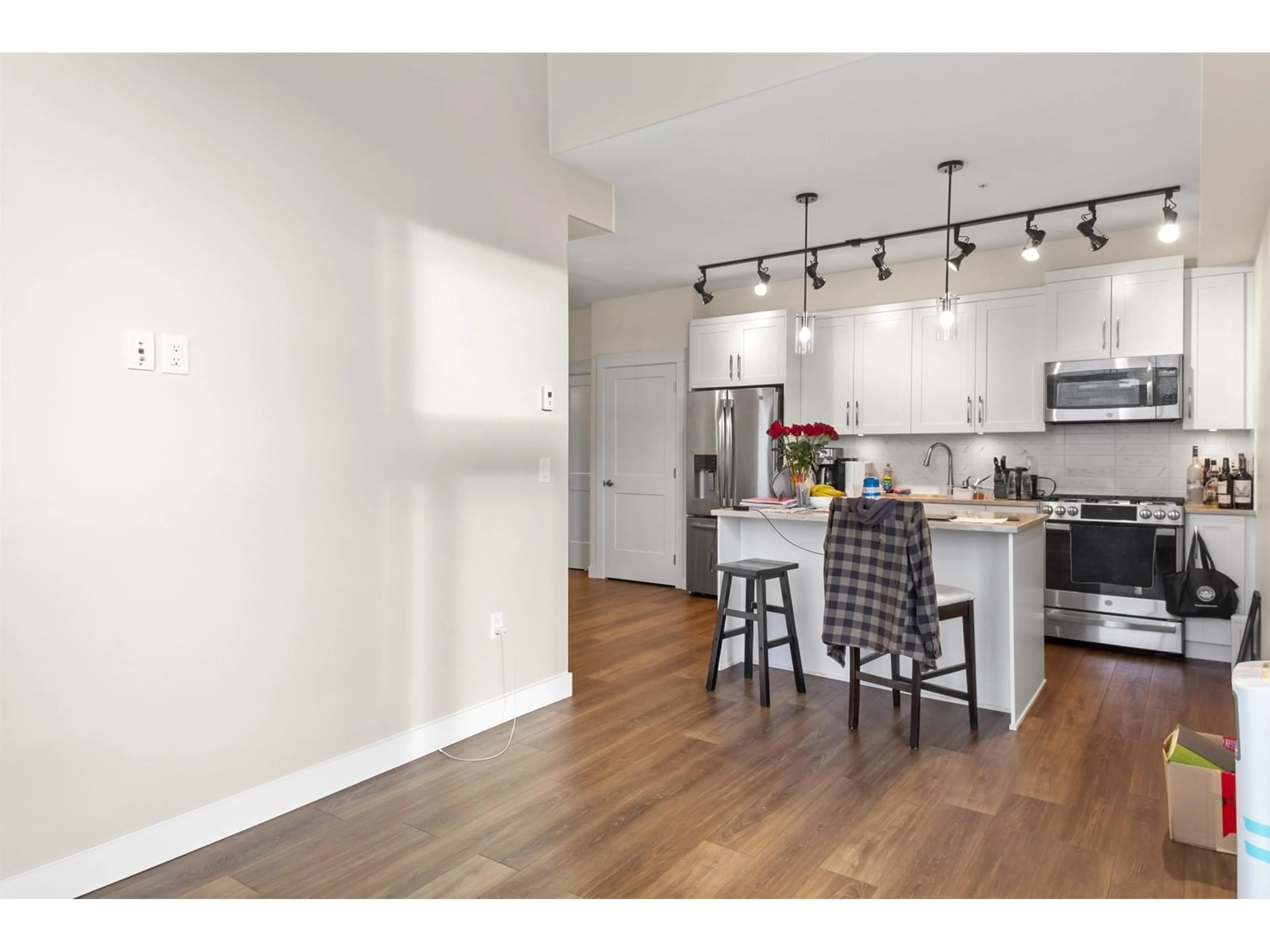 Open concept kitchen, wood/laminate floor for 603 11077 RAVINE ROAD, Surrey British Columbia V3T0R7