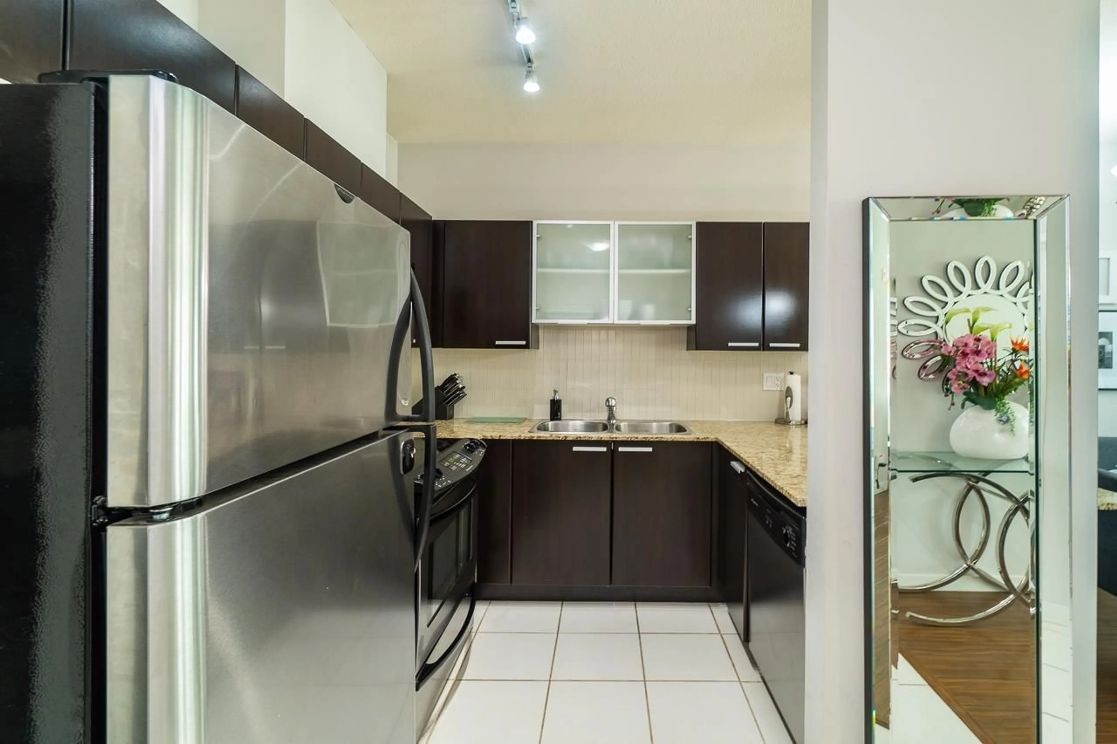 Standard kitchen, unknown for 409 10455 UNIVERSITY DRIVE, Surrey British Columbia V3T0A5